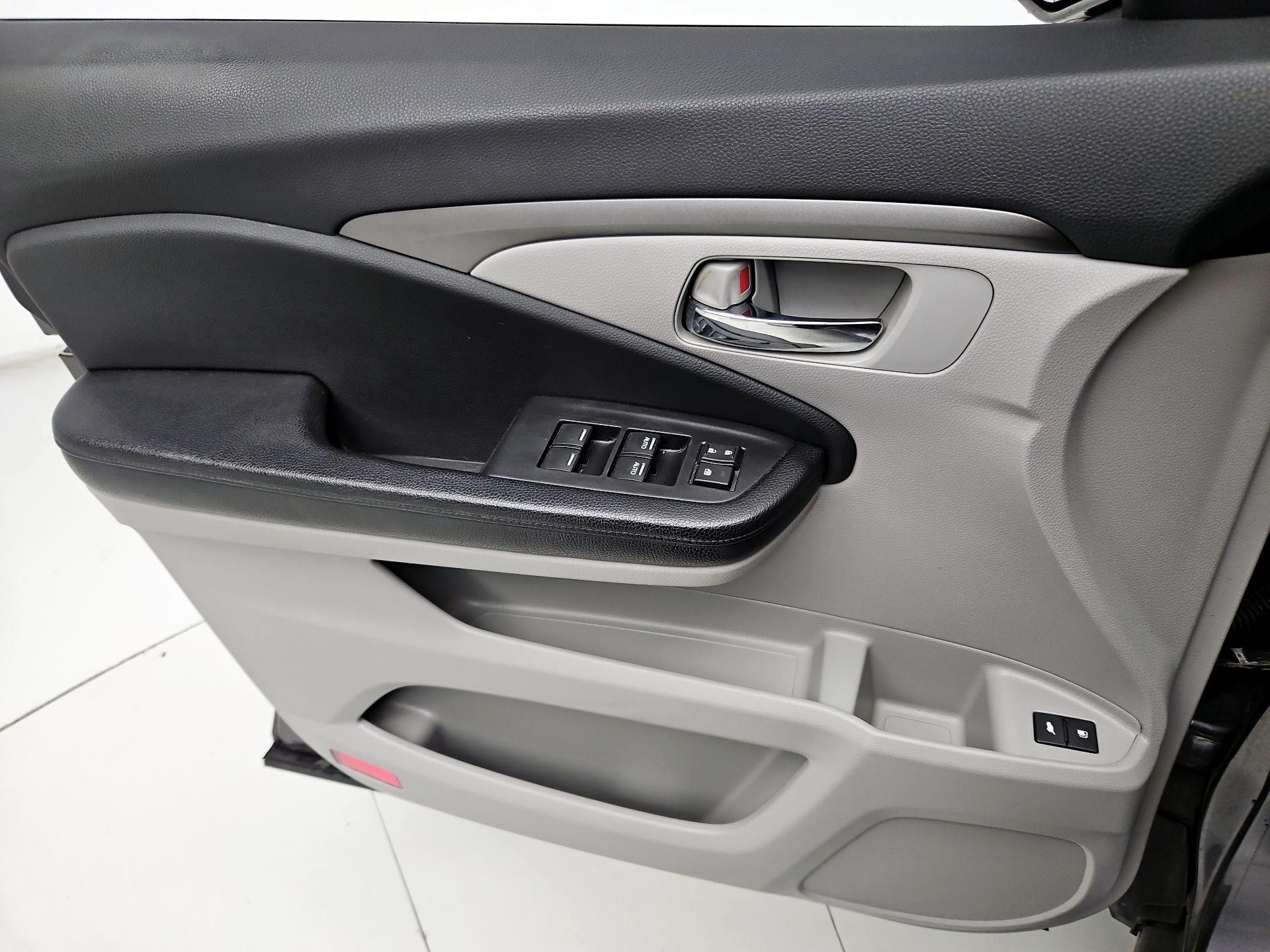 Thumbnail: 2017 Honda Pilot - 12