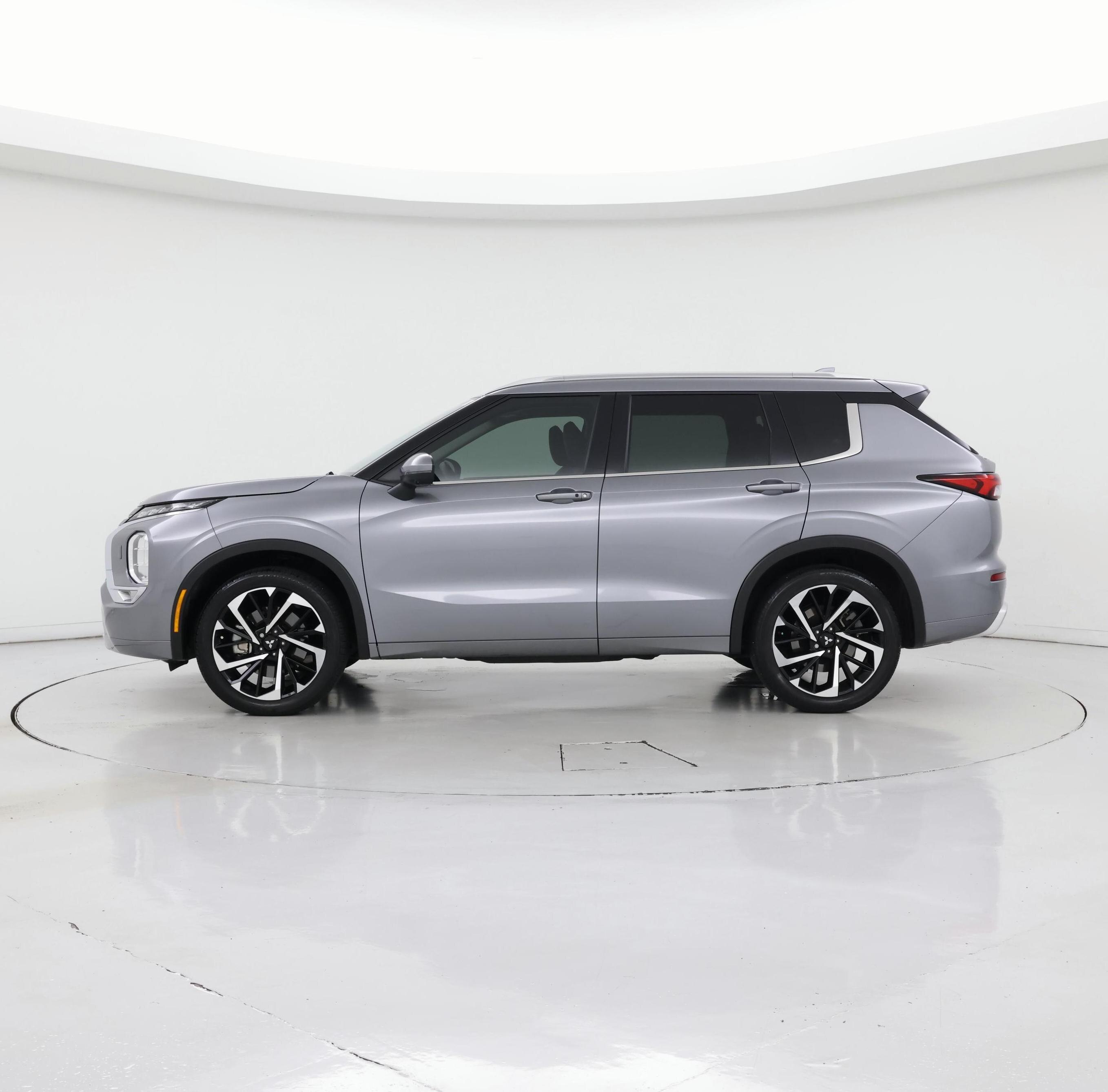 Thumbnail: 2022 Mitsubishi Outlander - 3