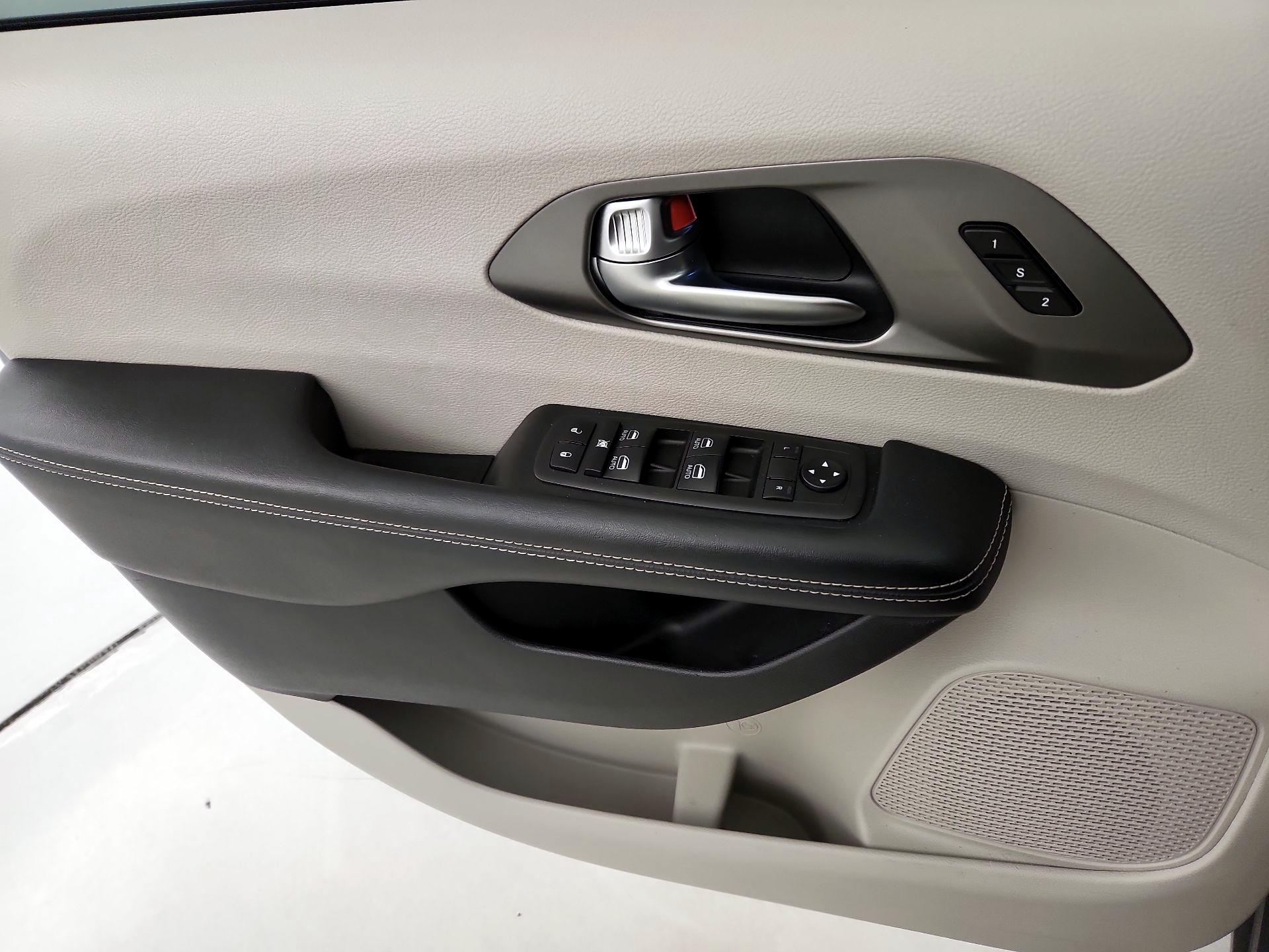 Thumbnail: 2021 Chrysler Pacifica - 12