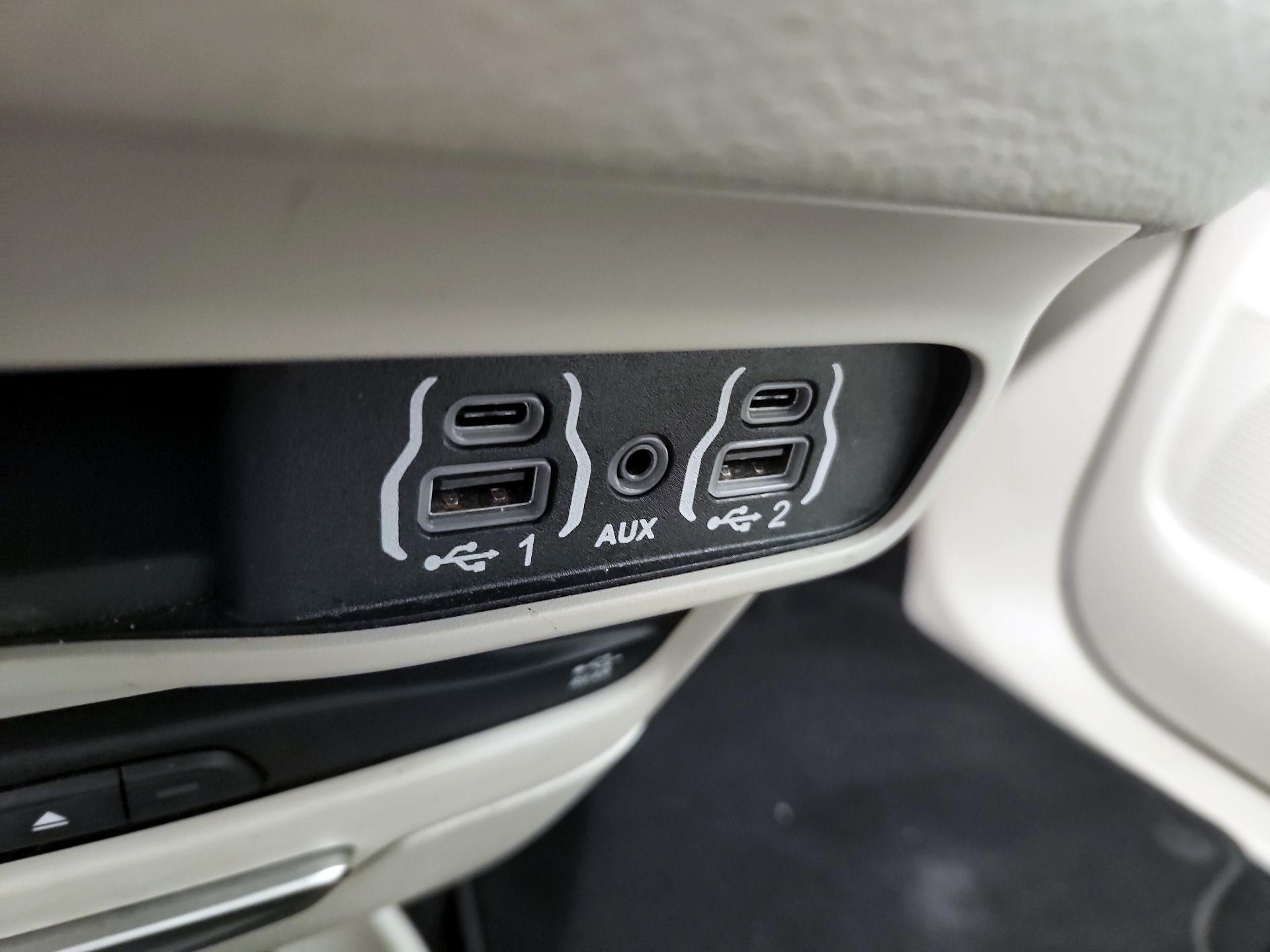 Thumbnail: 2021 Chrysler Pacifica - 18