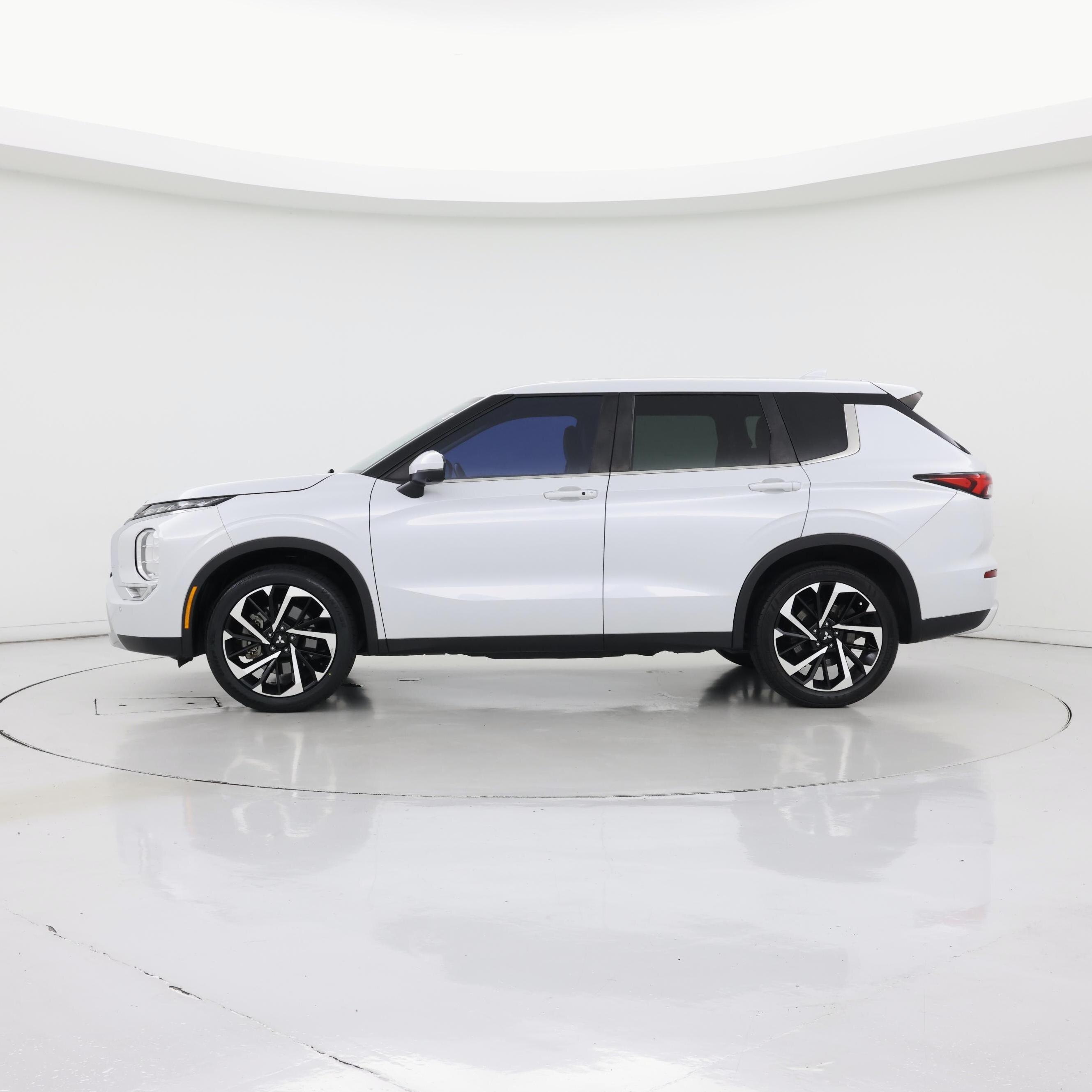 Thumbnail: 2022 Mitsubishi Outlander - 3