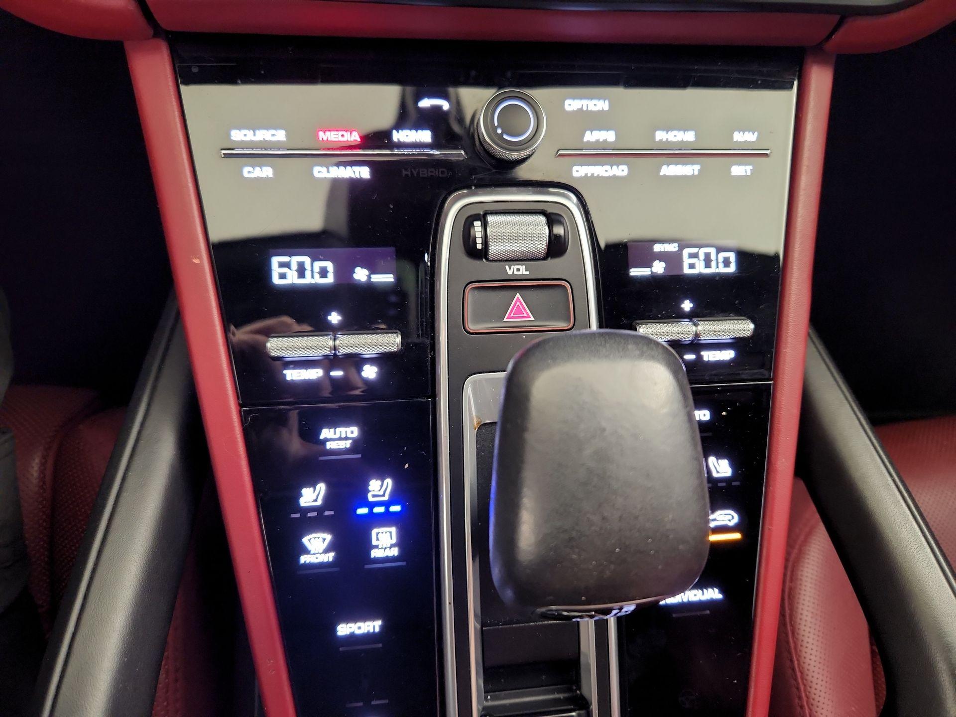 Thumbnail: 2021 Porsche Cayenne - 17