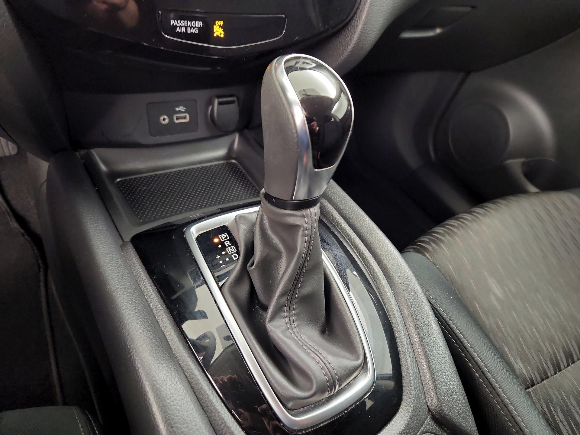 Thumbnail: 2018 Nissan Rogue - 17
