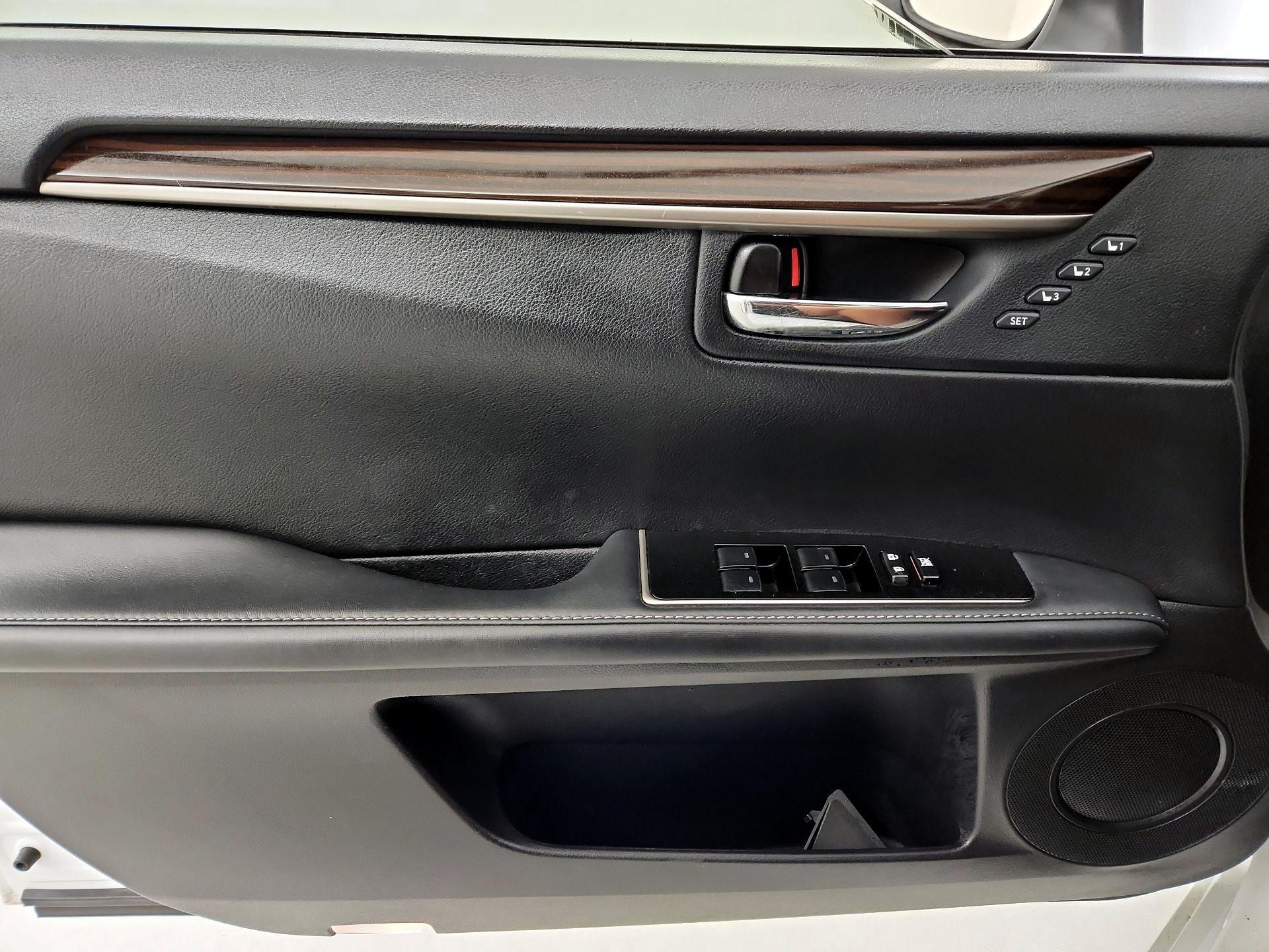 Thumbnail: 2016 Lexus ES - 12