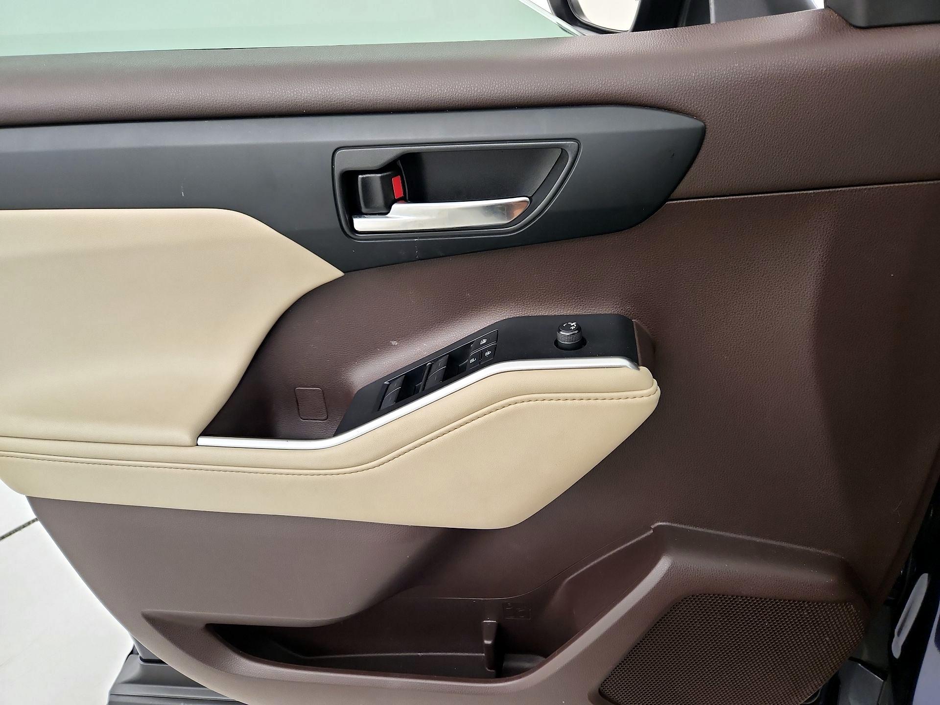 Thumbnail: 2021 Toyota Highlander - 12