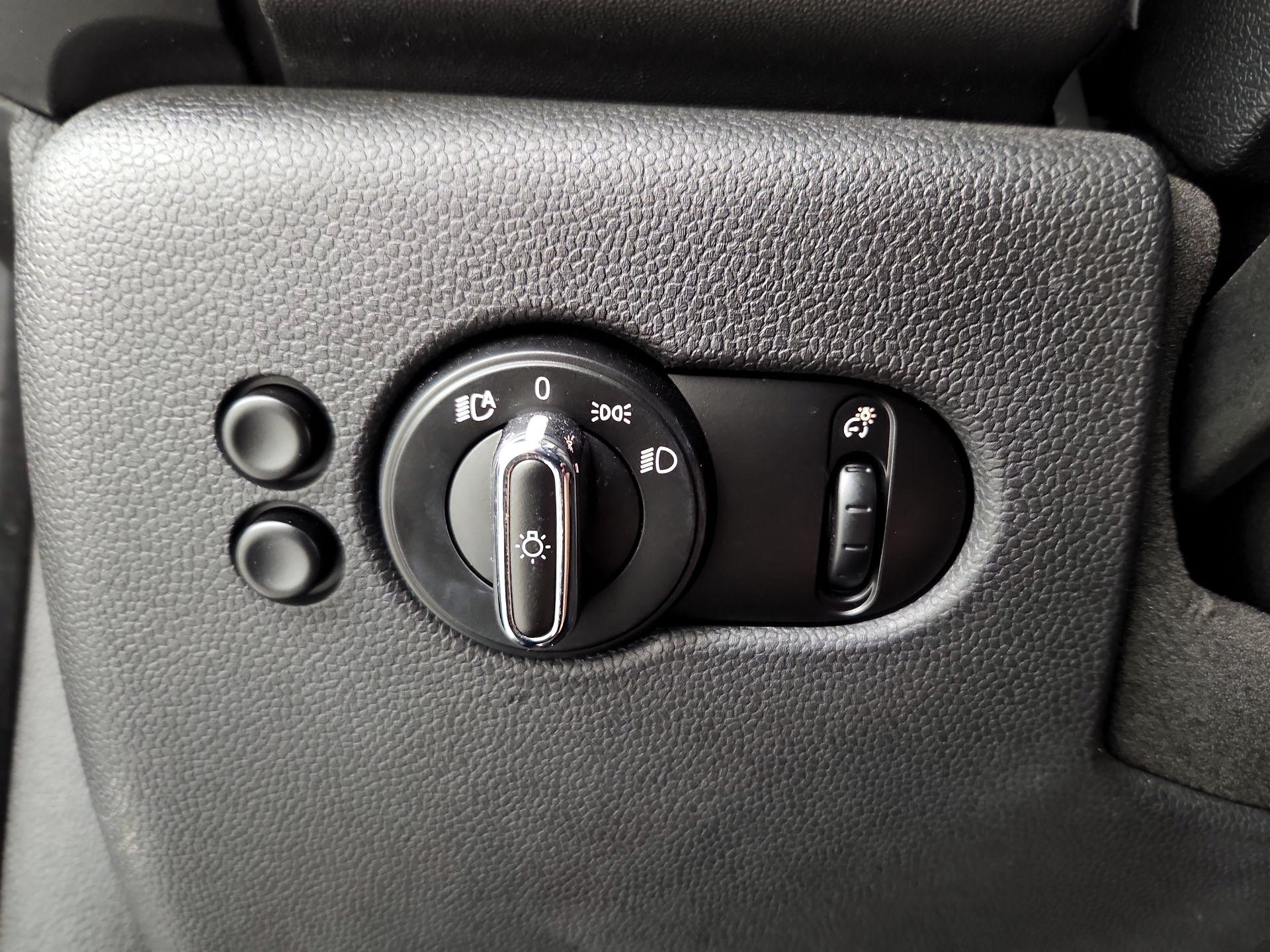 Thumbnail: 2015 MINI Cooper Hardtop - 13