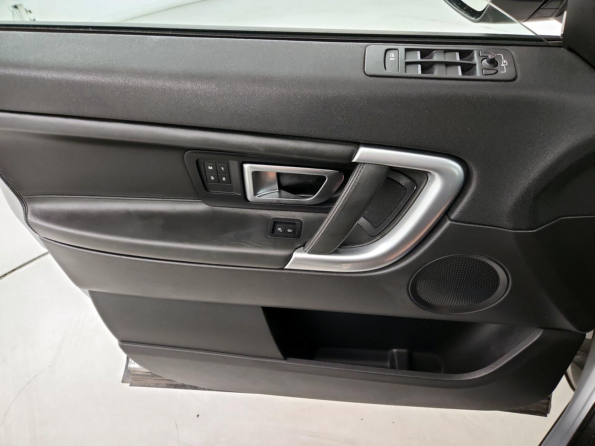 Thumbnail: 2015 Land Rover Discovery Sport - 12