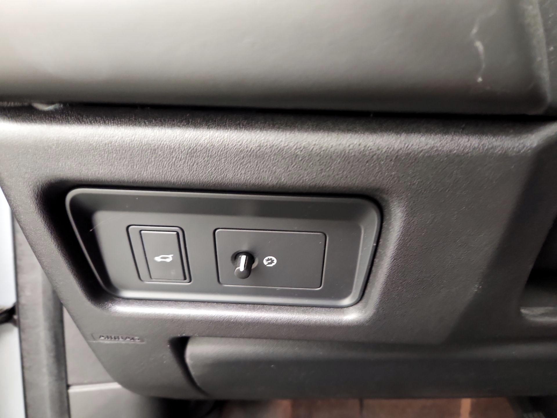 Thumbnail: 2015 Land Rover Discovery Sport - 13