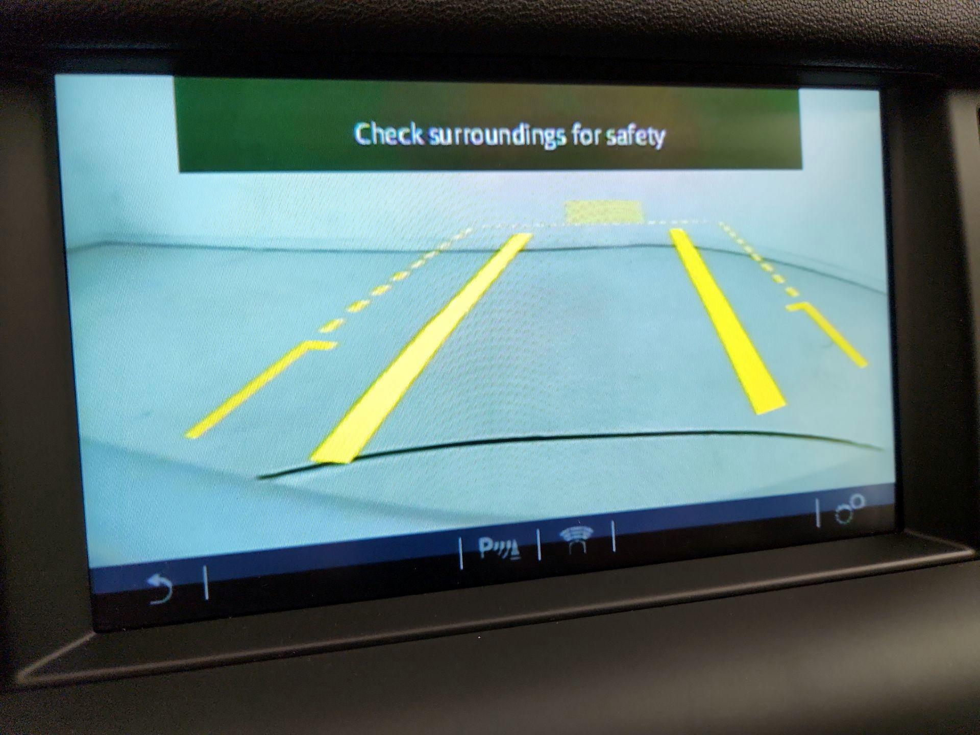 Thumbnail: 2015 Land Rover Discovery Sport - 15