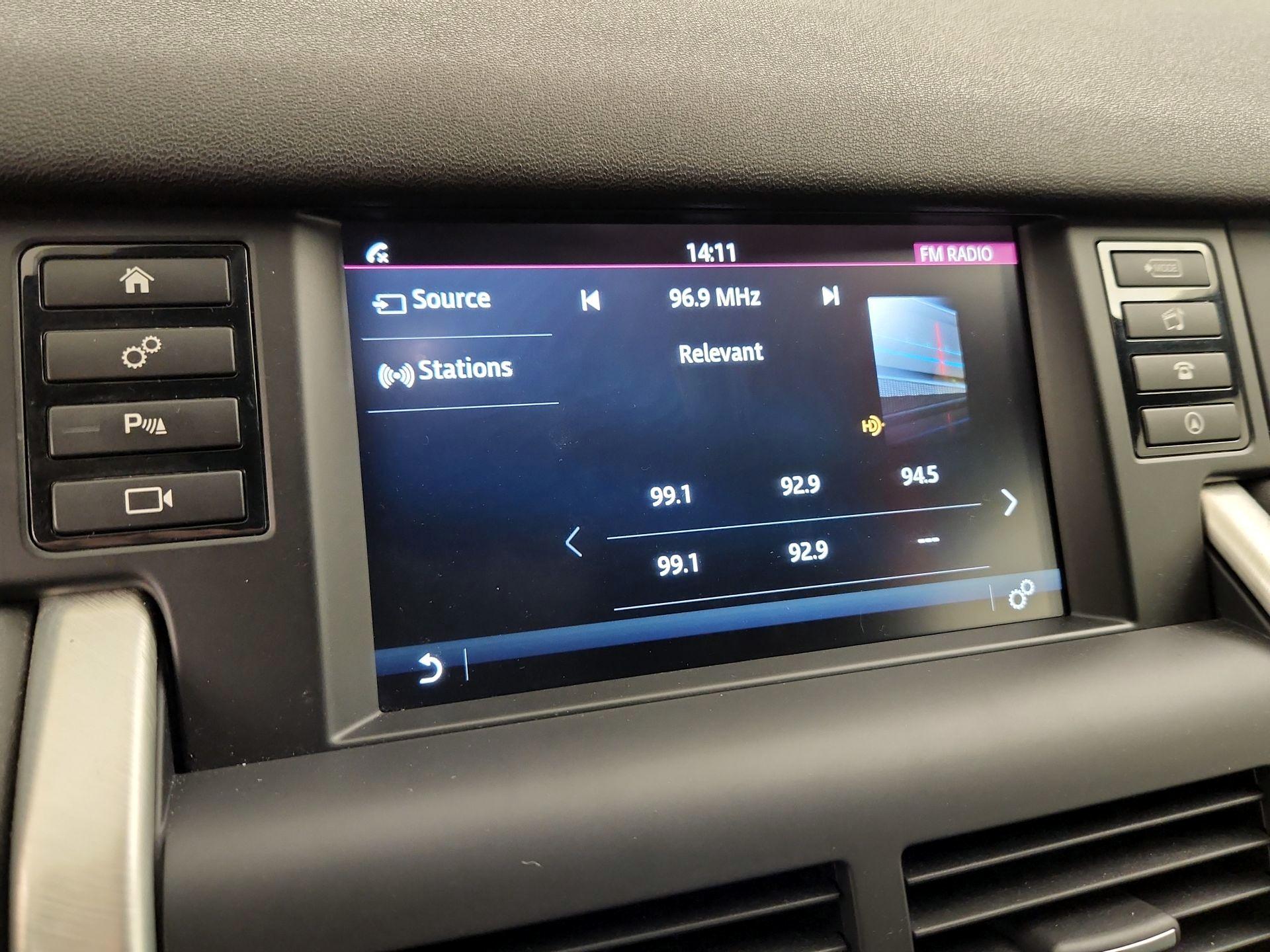Thumbnail: 2015 Land Rover Discovery Sport - 16