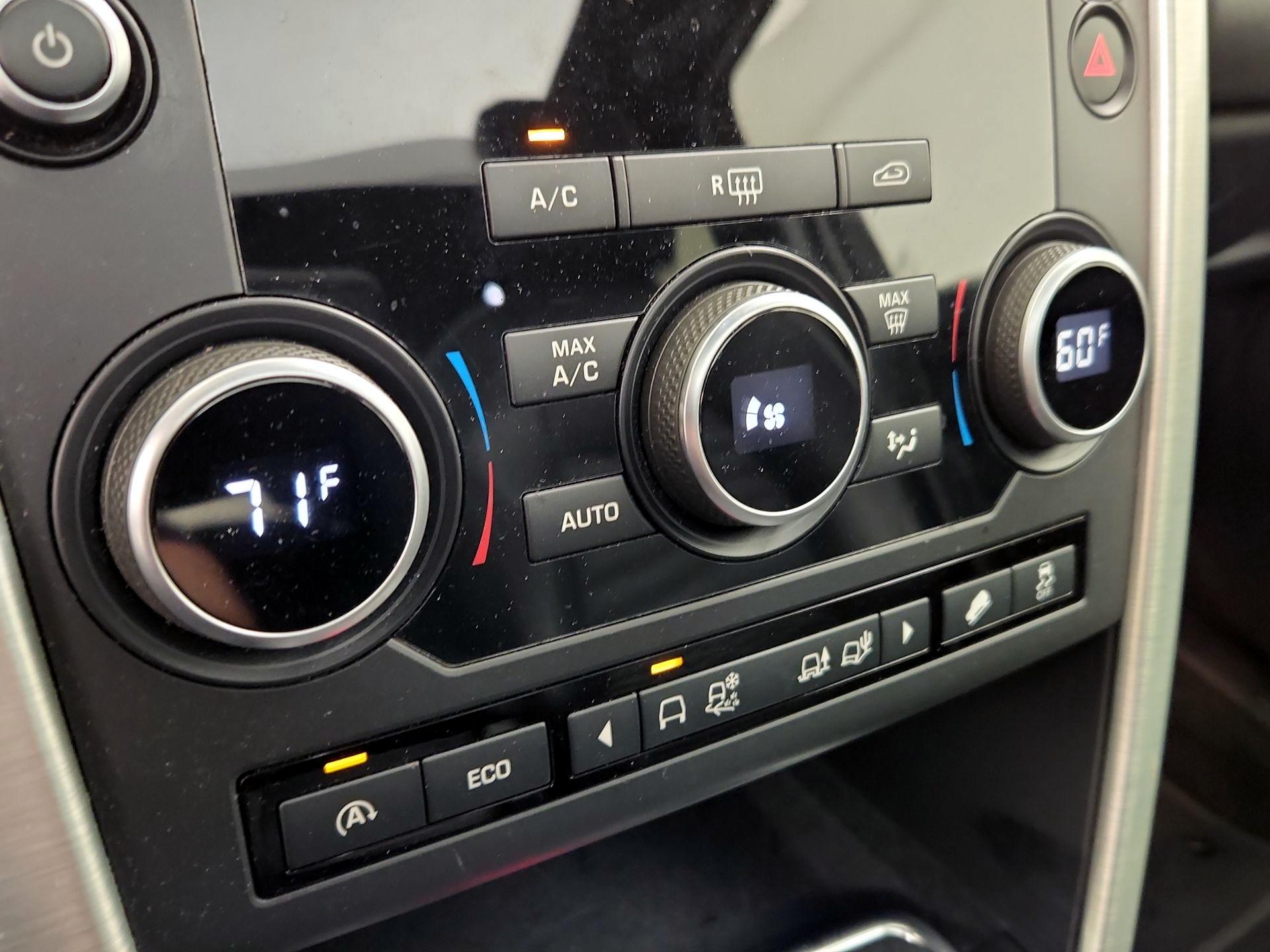 Thumbnail: 2015 Land Rover Discovery Sport - 17