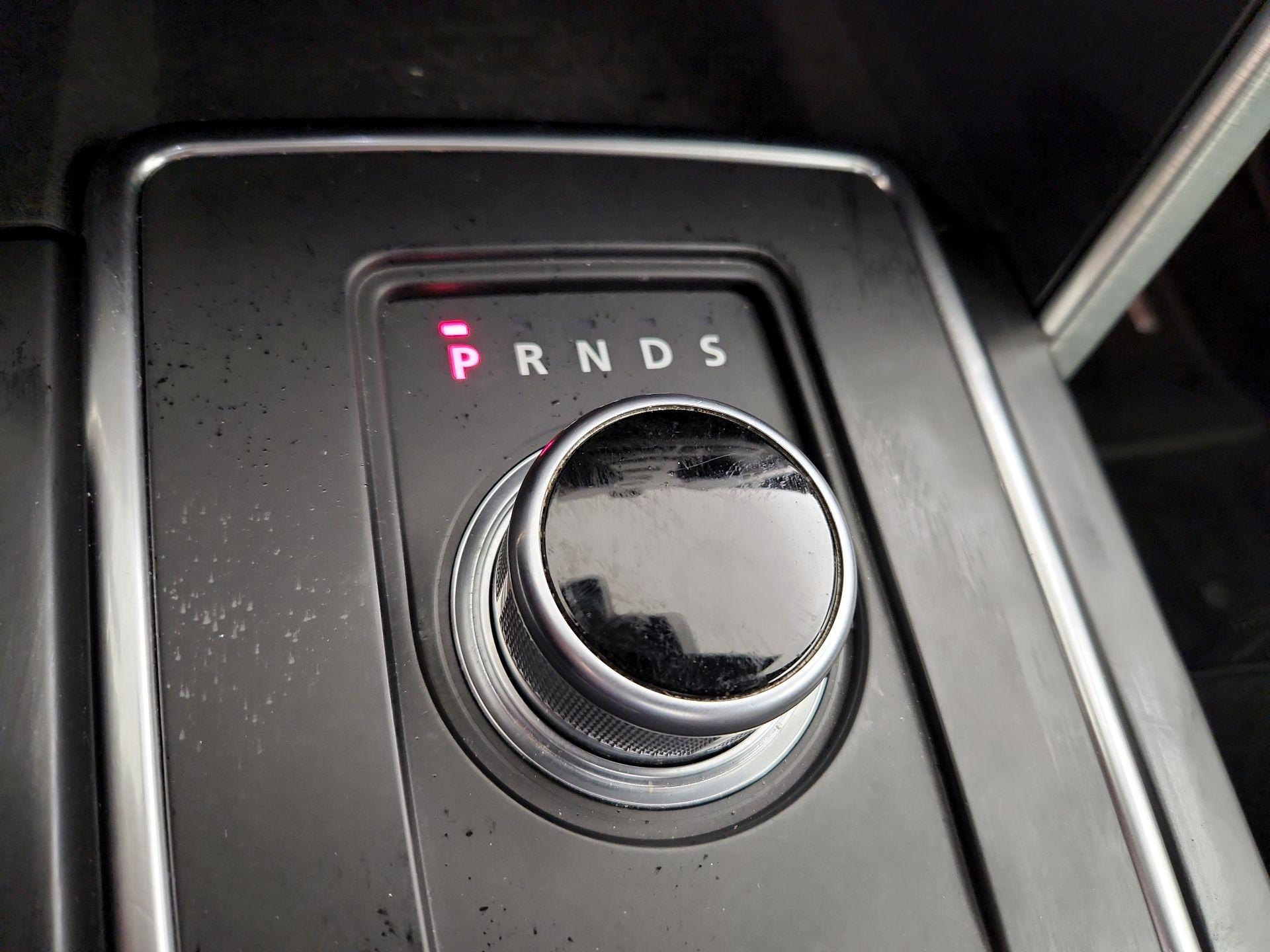 Thumbnail: 2015 Land Rover Discovery Sport - 18