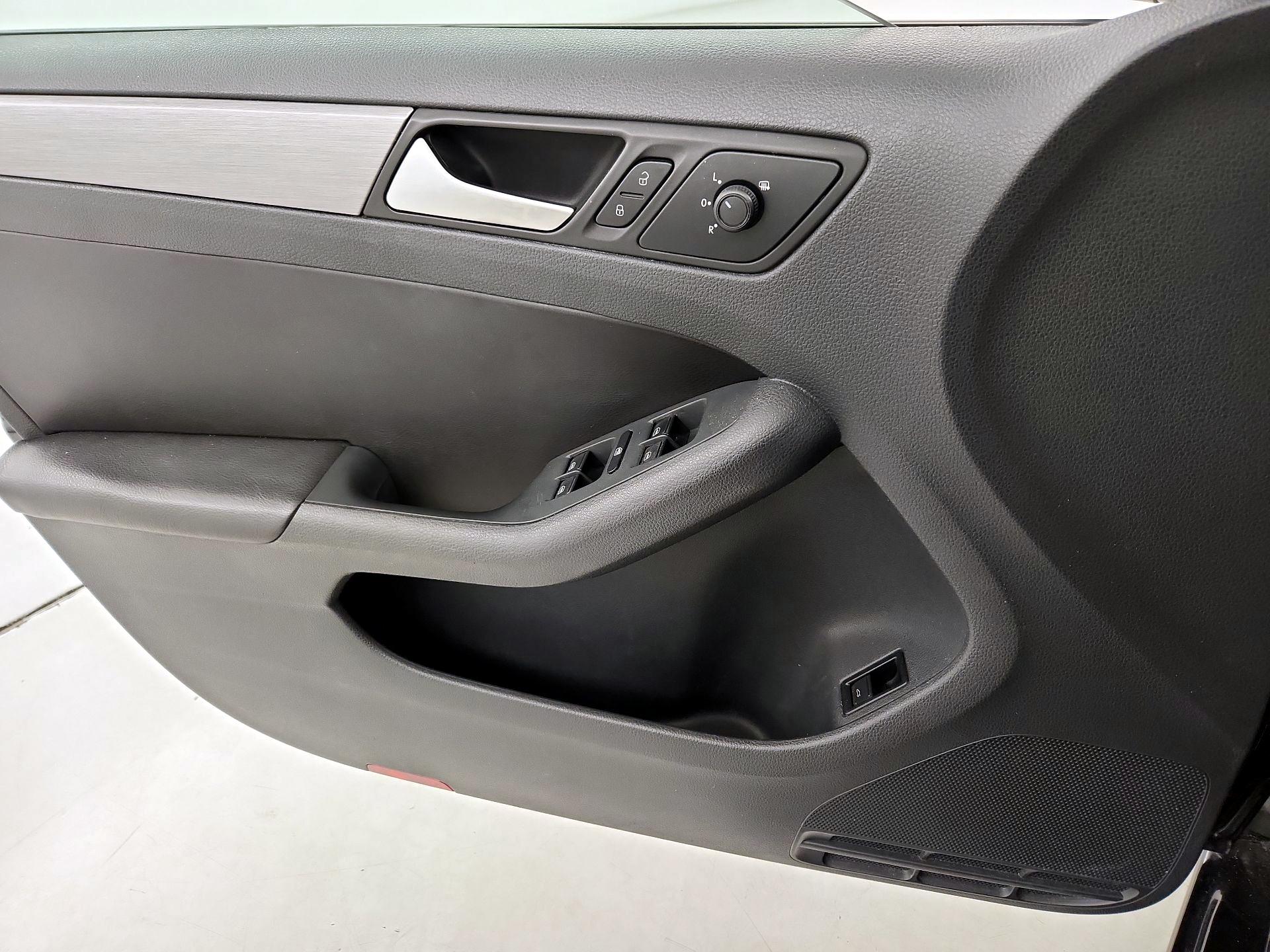 Thumbnail: 2016 Volkswagen Jetta - 12