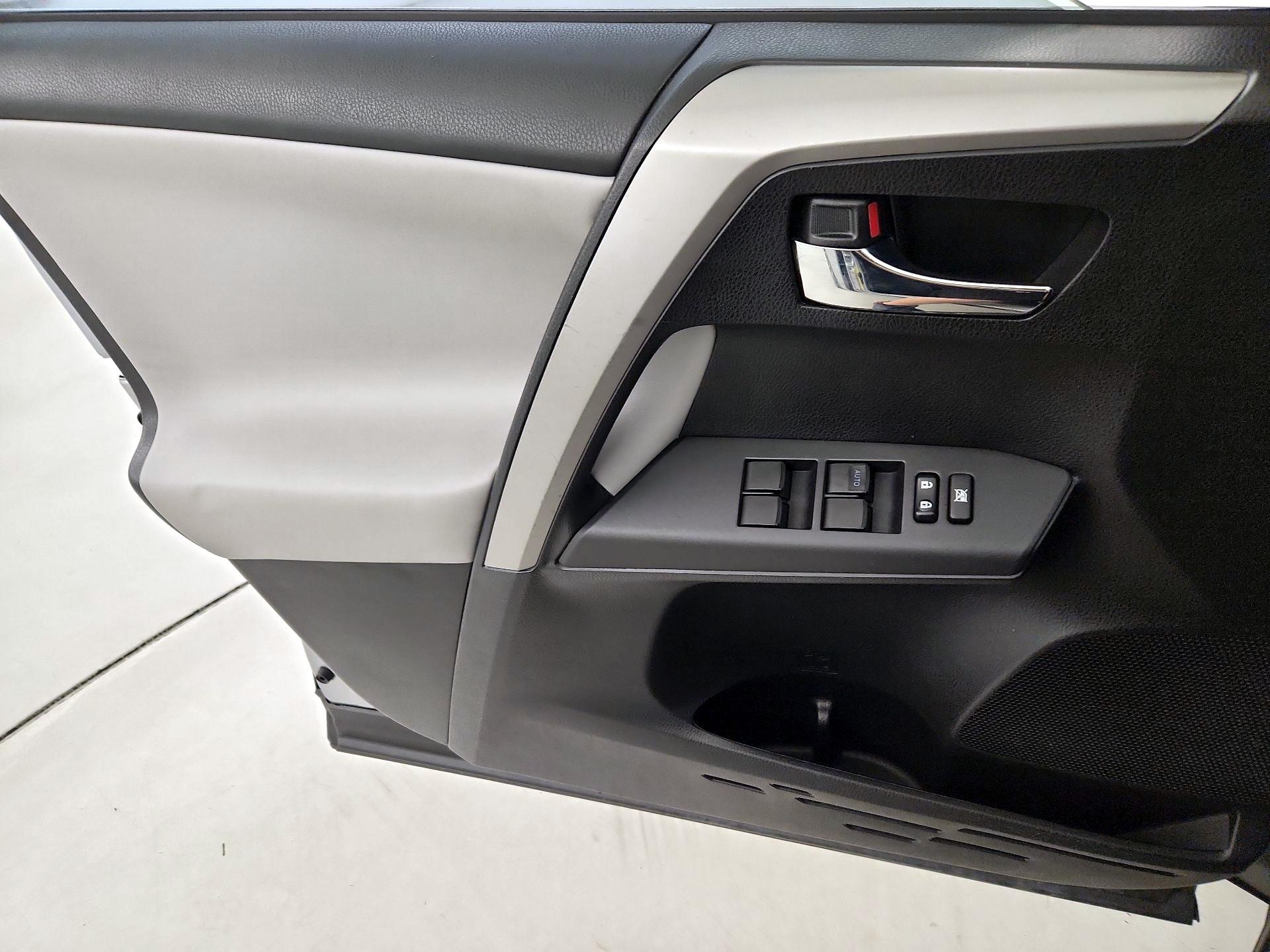 Thumbnail: 2016 Toyota RAV4 - 12