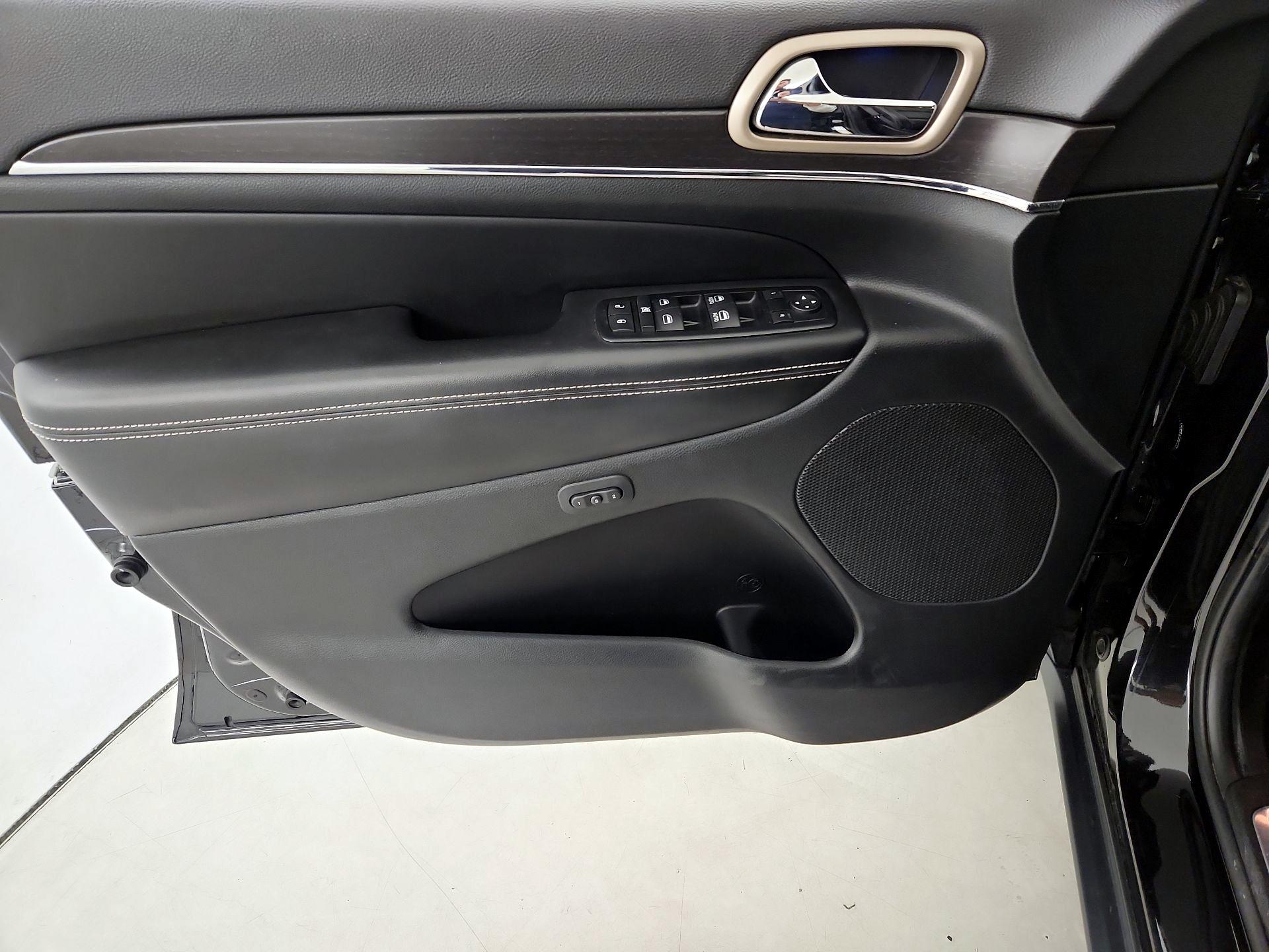 Thumbnail: 2015 Jeep Grand Cherokee - 12