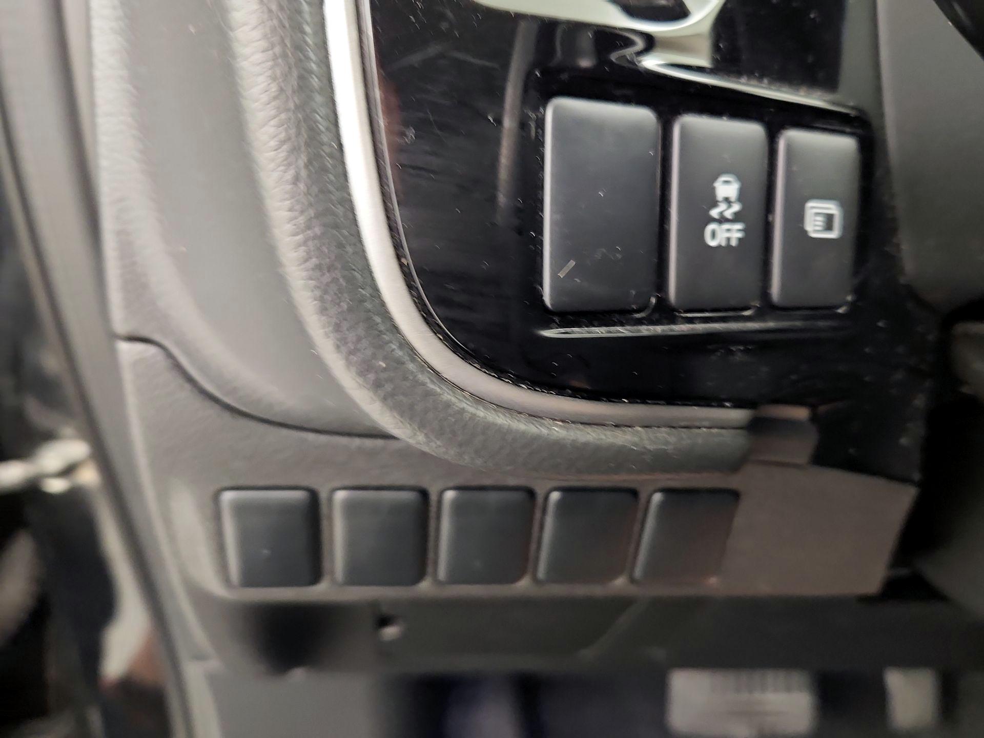 Thumbnail: 2017 Mitsubishi Outlander - 13