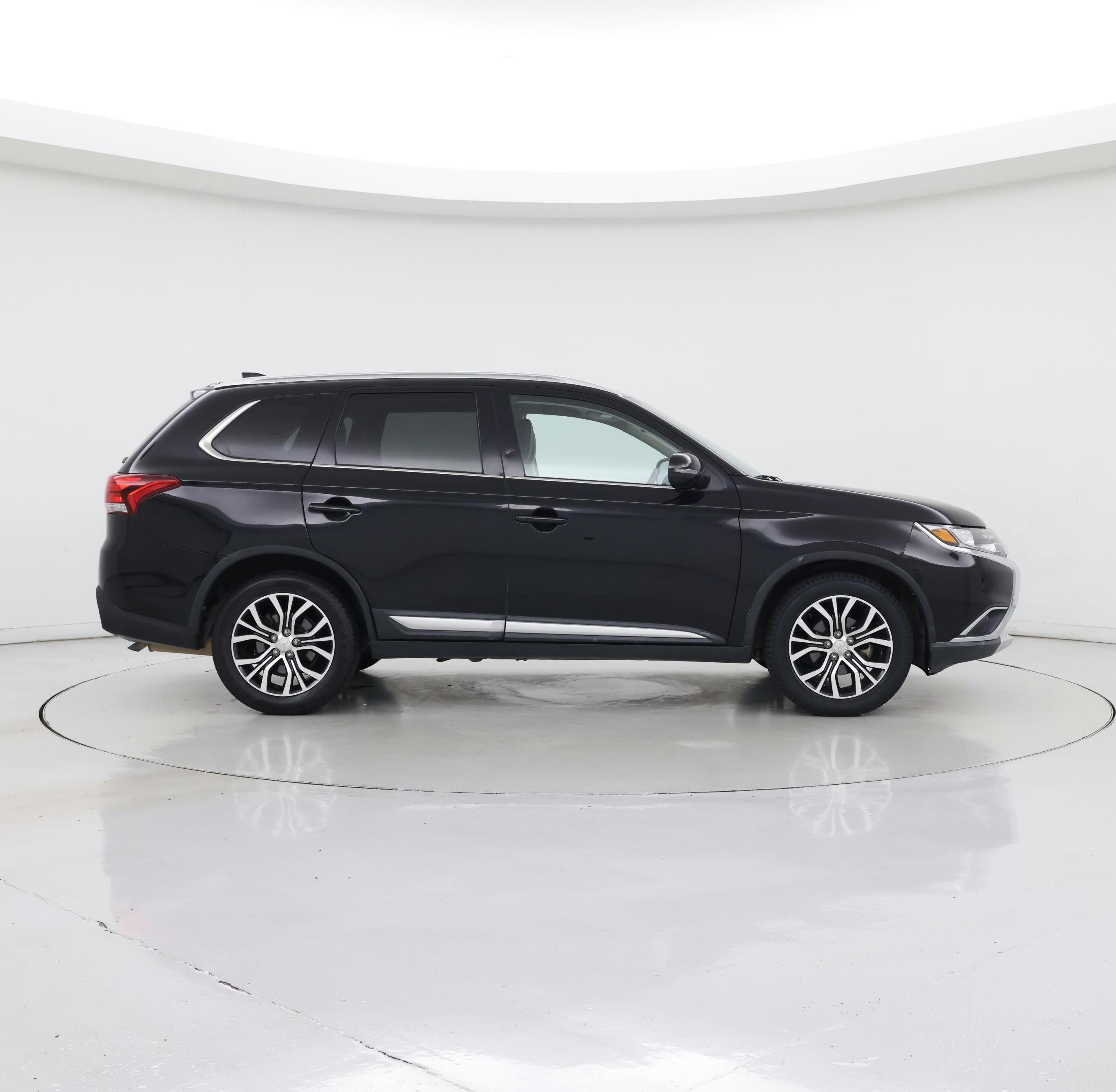 Thumbnail: 2017 Mitsubishi Outlander - 7