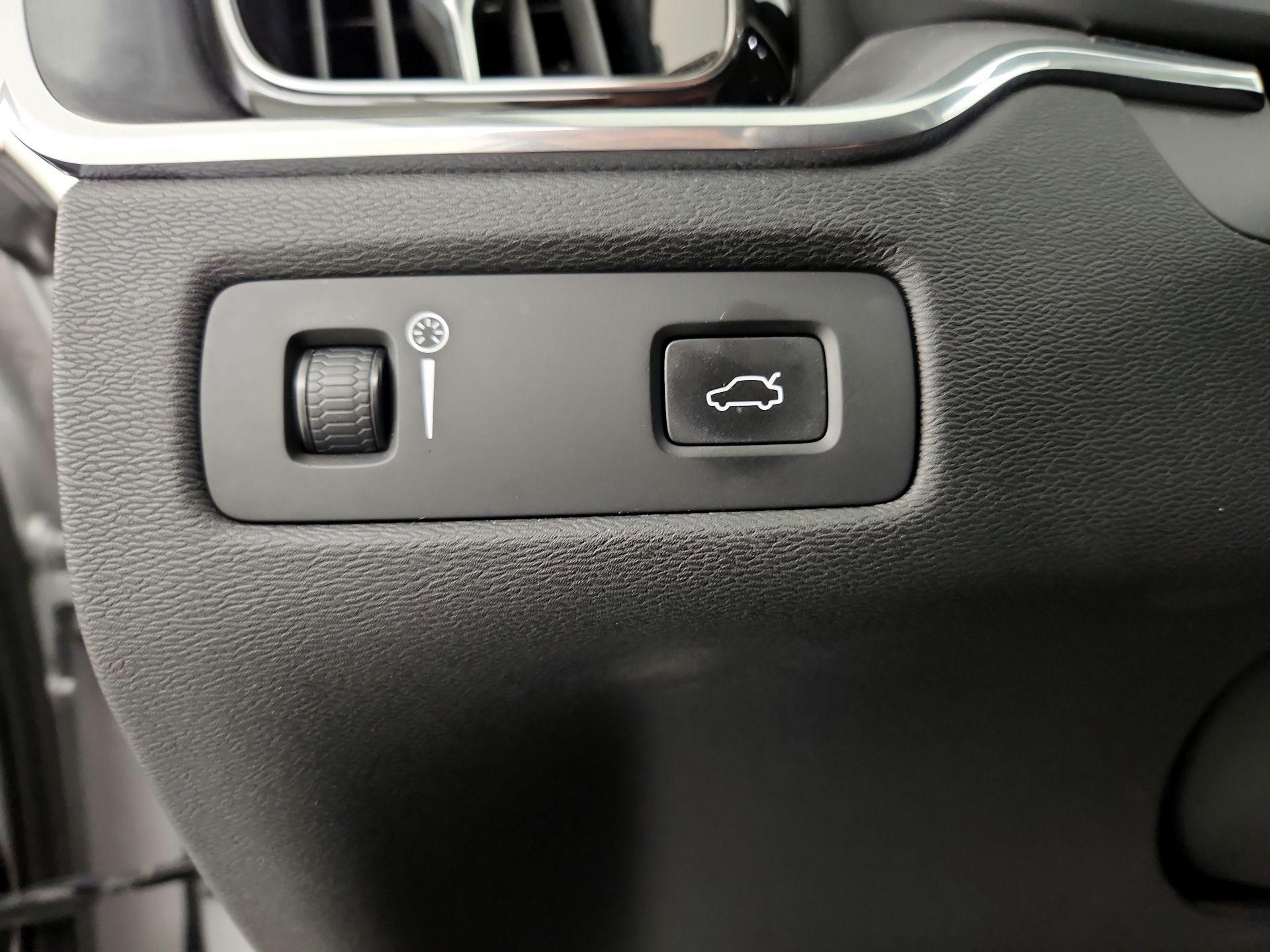 Thumbnail: 2020 Volvo XC60 - 13