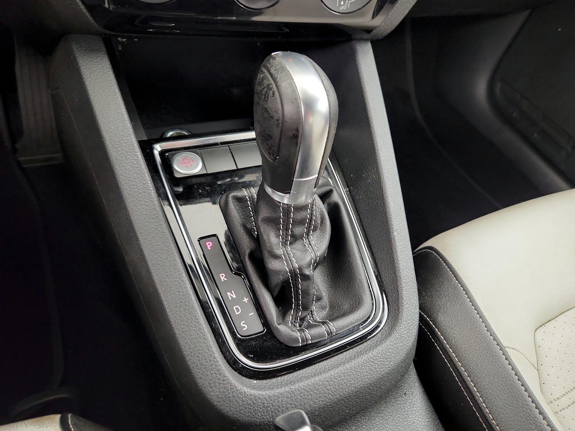 Thumbnail: 2015 Volkswagen Jetta - 18