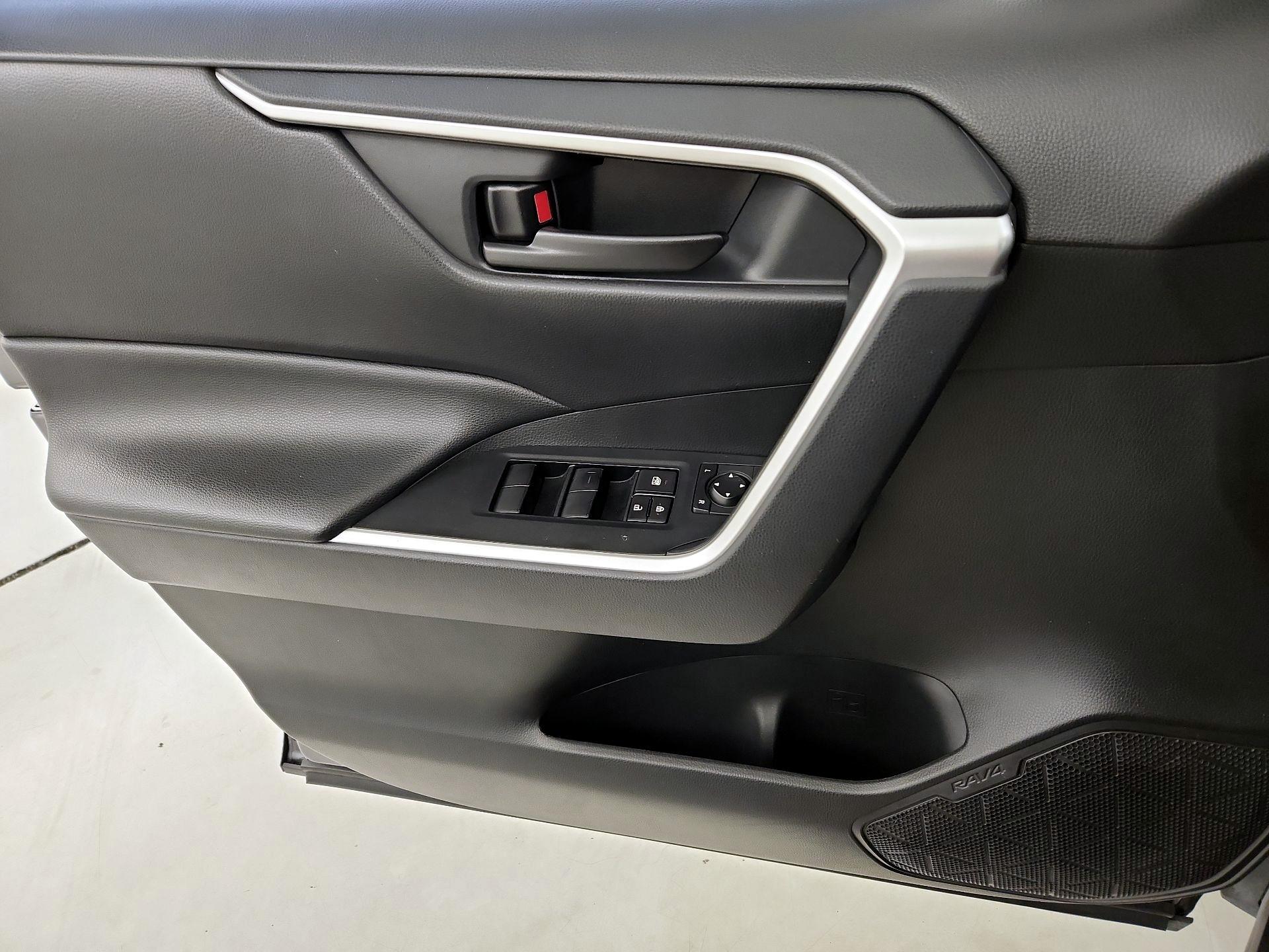 Thumbnail: 2019 Toyota RAV4 - 12