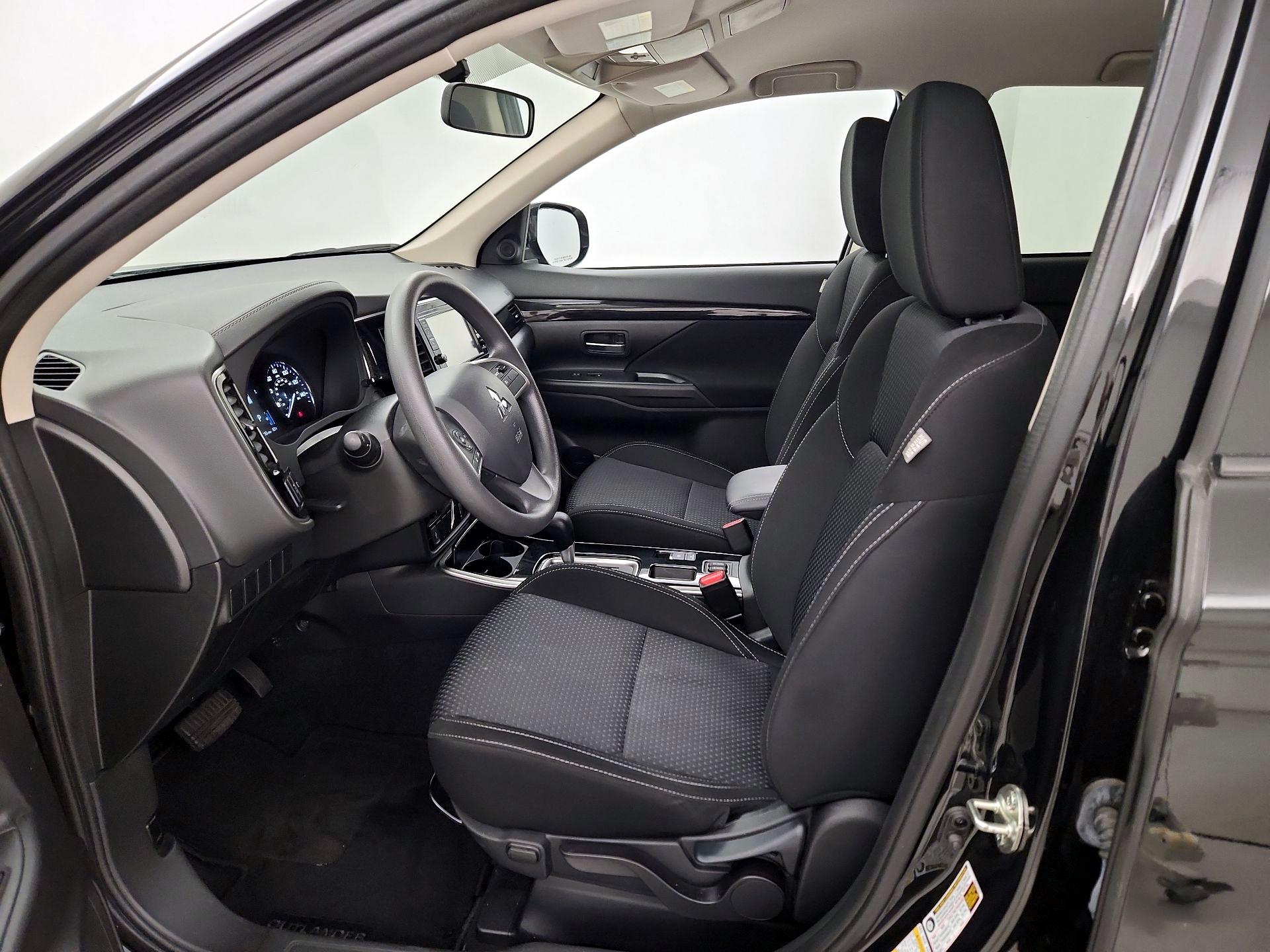 Thumbnail: 2020 Mitsubishi Outlander - 11