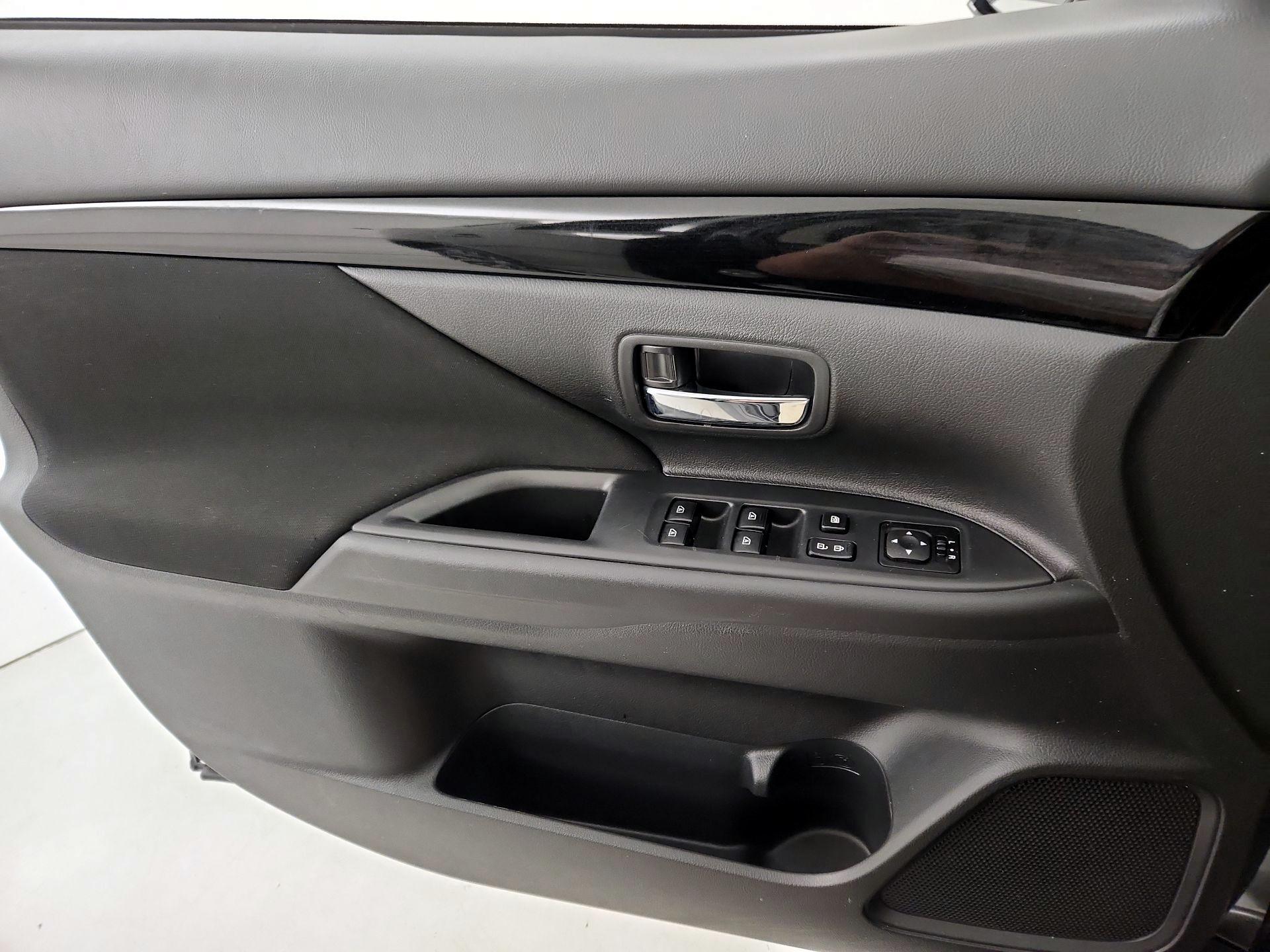 Thumbnail: 2020 Mitsubishi Outlander - 12