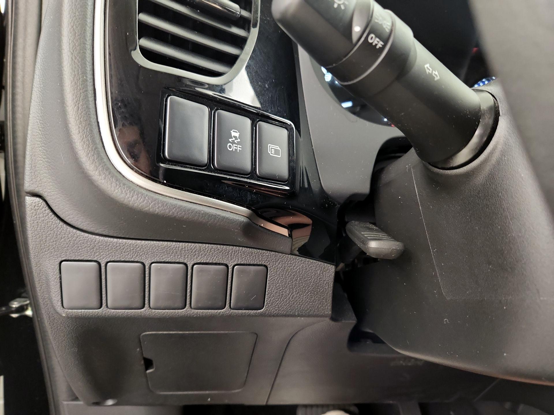 Thumbnail: 2020 Mitsubishi Outlander - 13