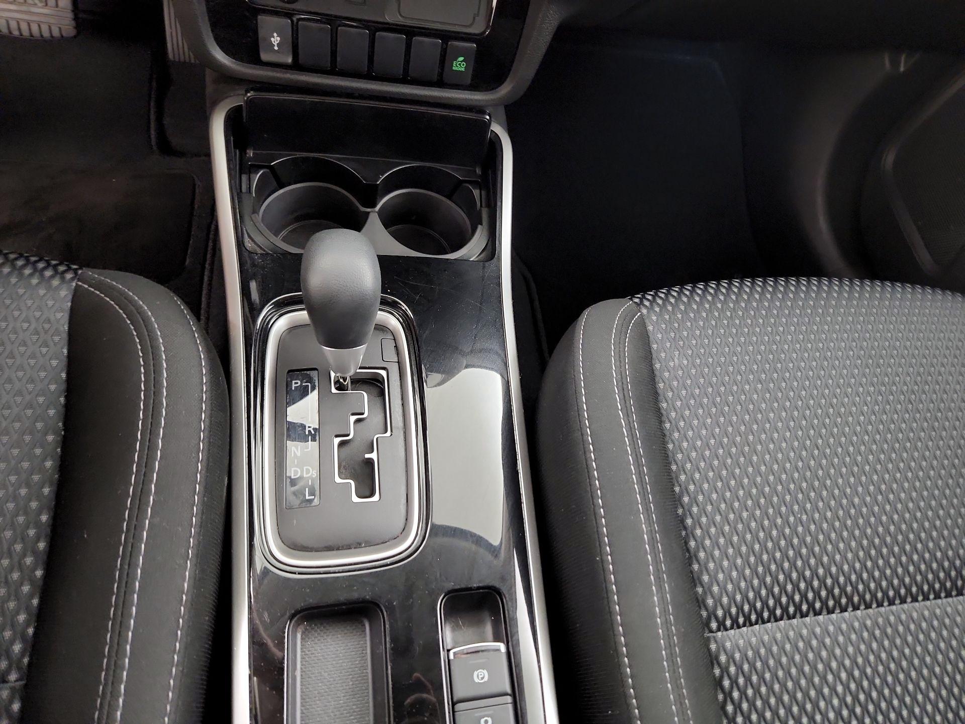 Thumbnail: 2020 Mitsubishi Outlander - 17