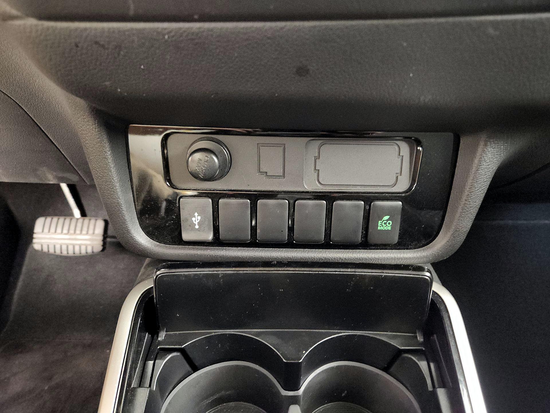 Thumbnail: 2020 Mitsubishi Outlander - 18