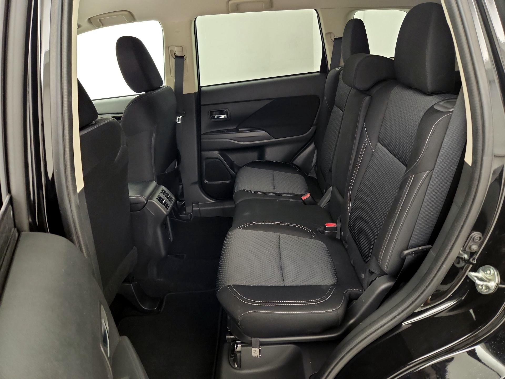 Thumbnail: 2020 Mitsubishi Outlander - 19