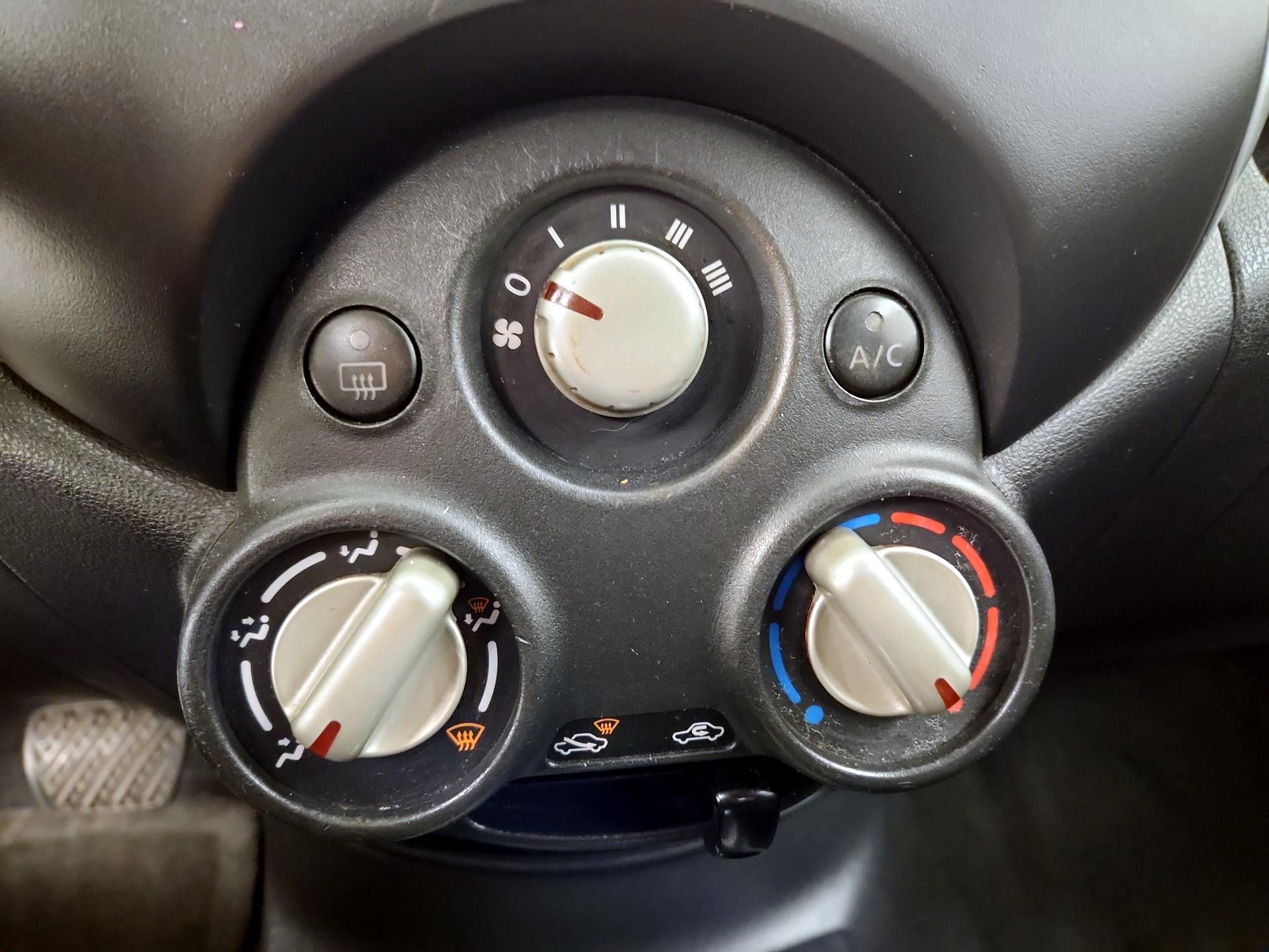 Thumbnail: 2014 Nissan Versa Note - 17