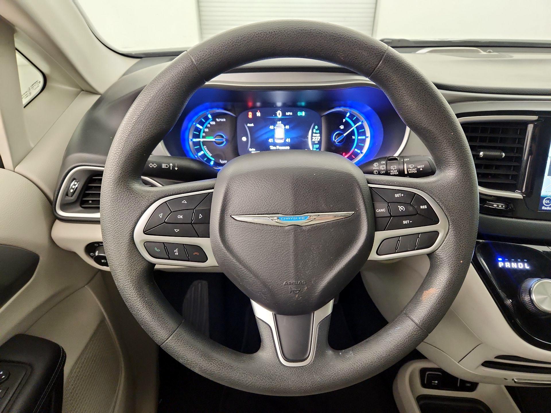 Thumbnail: 2018 Chrysler Pacifica - 10