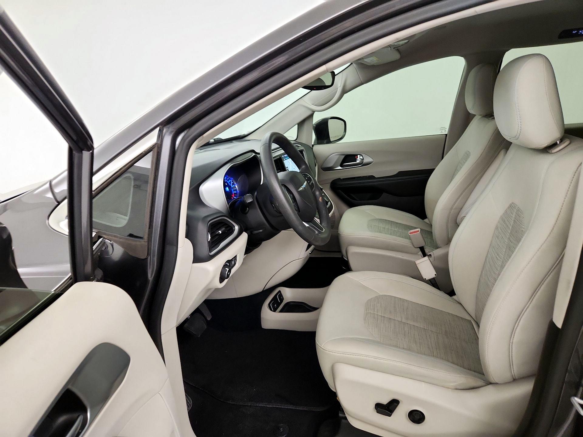 Thumbnail: 2018 Chrysler Pacifica - 11