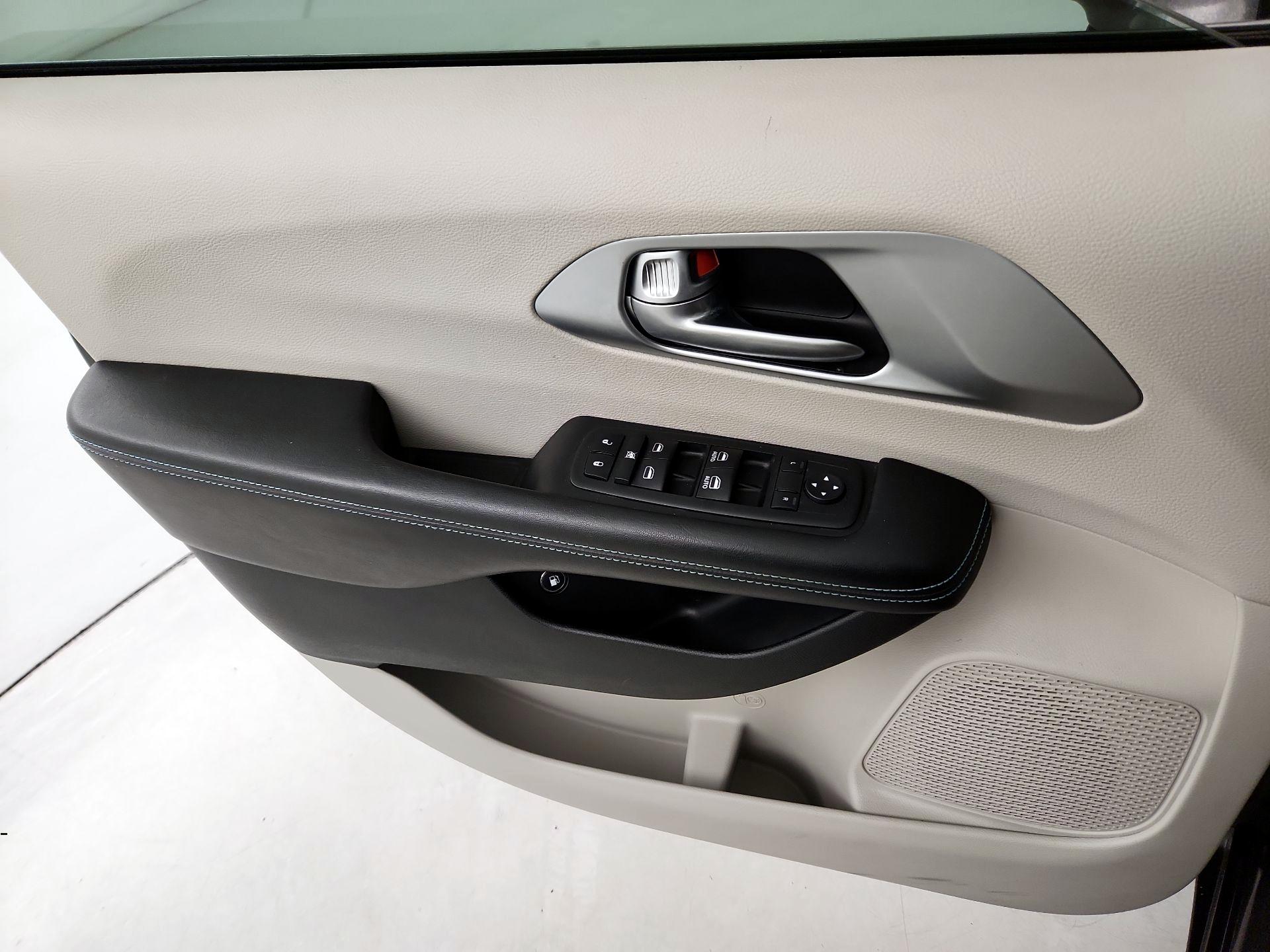 Thumbnail: 2018 Chrysler Pacifica - 12