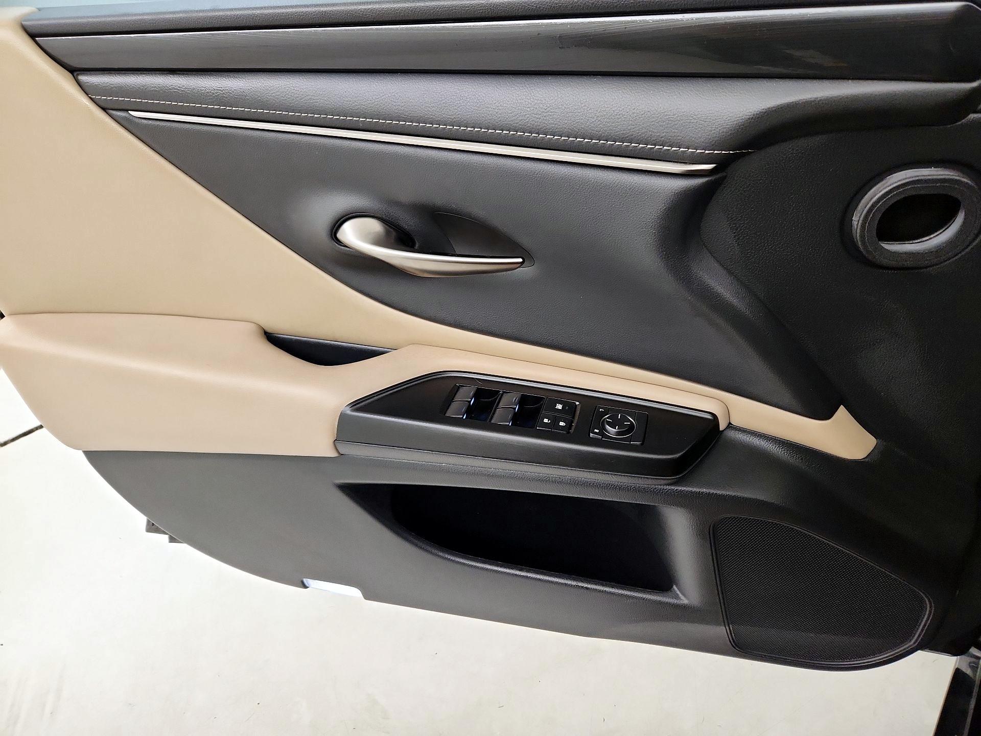 Thumbnail: 2019 Lexus ES - 12