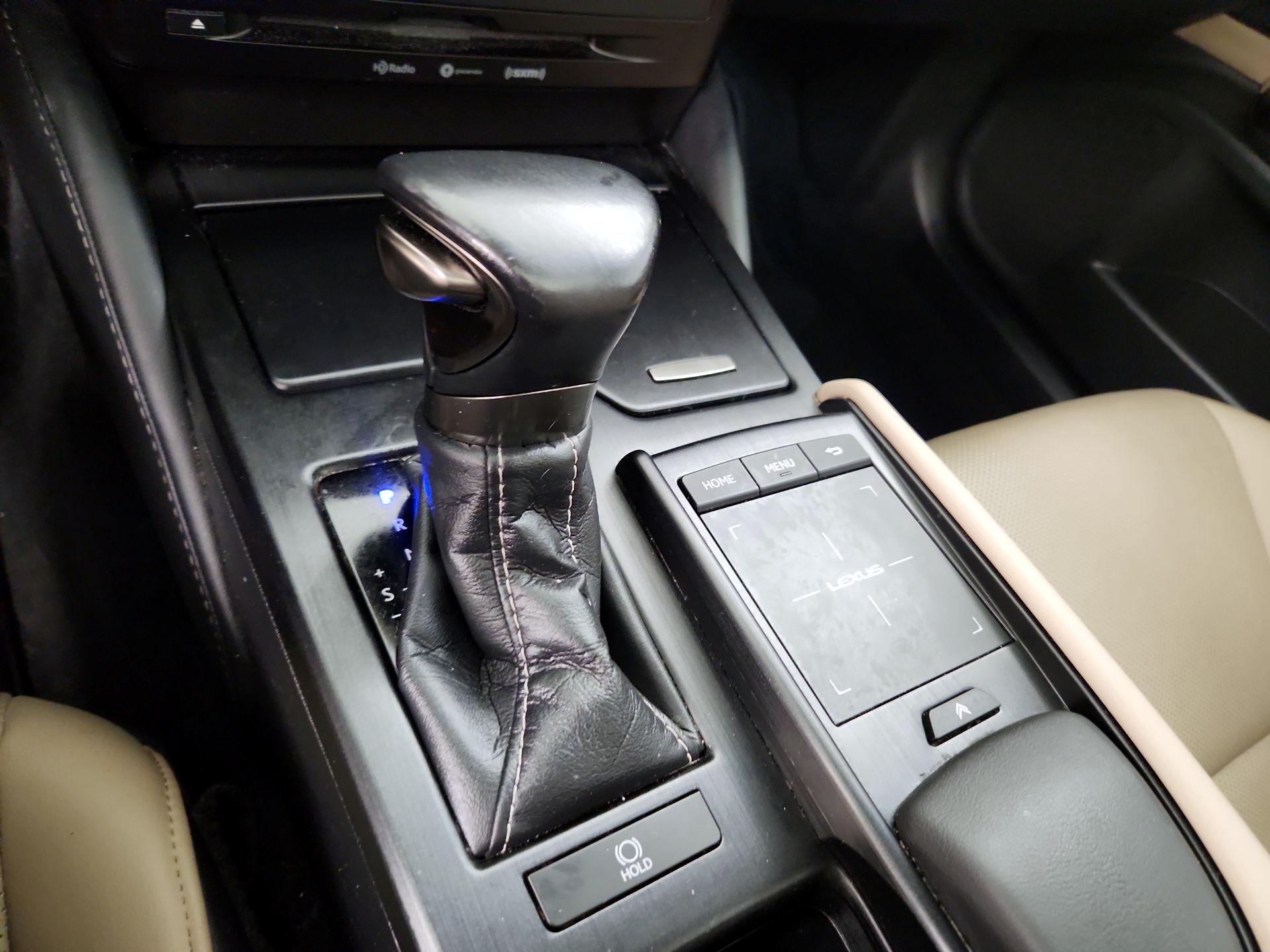 Thumbnail: 2019 Lexus ES - 17