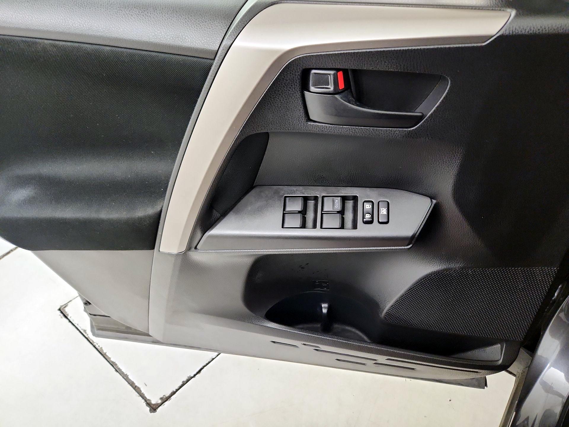 Thumbnail: 2018 Toyota RAV4 - 12