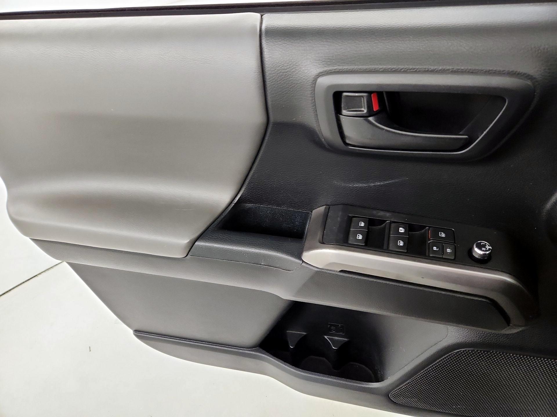 Thumbnail: 2016 Toyota Tacoma - 12