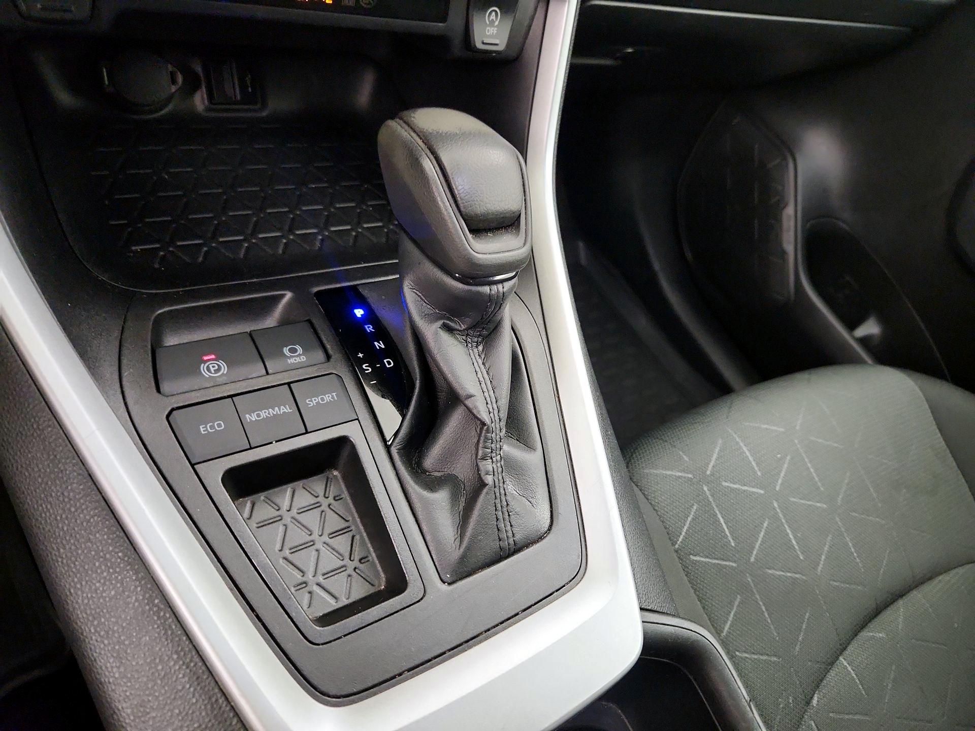 Thumbnail: 2022 Toyota RAV4 - 17