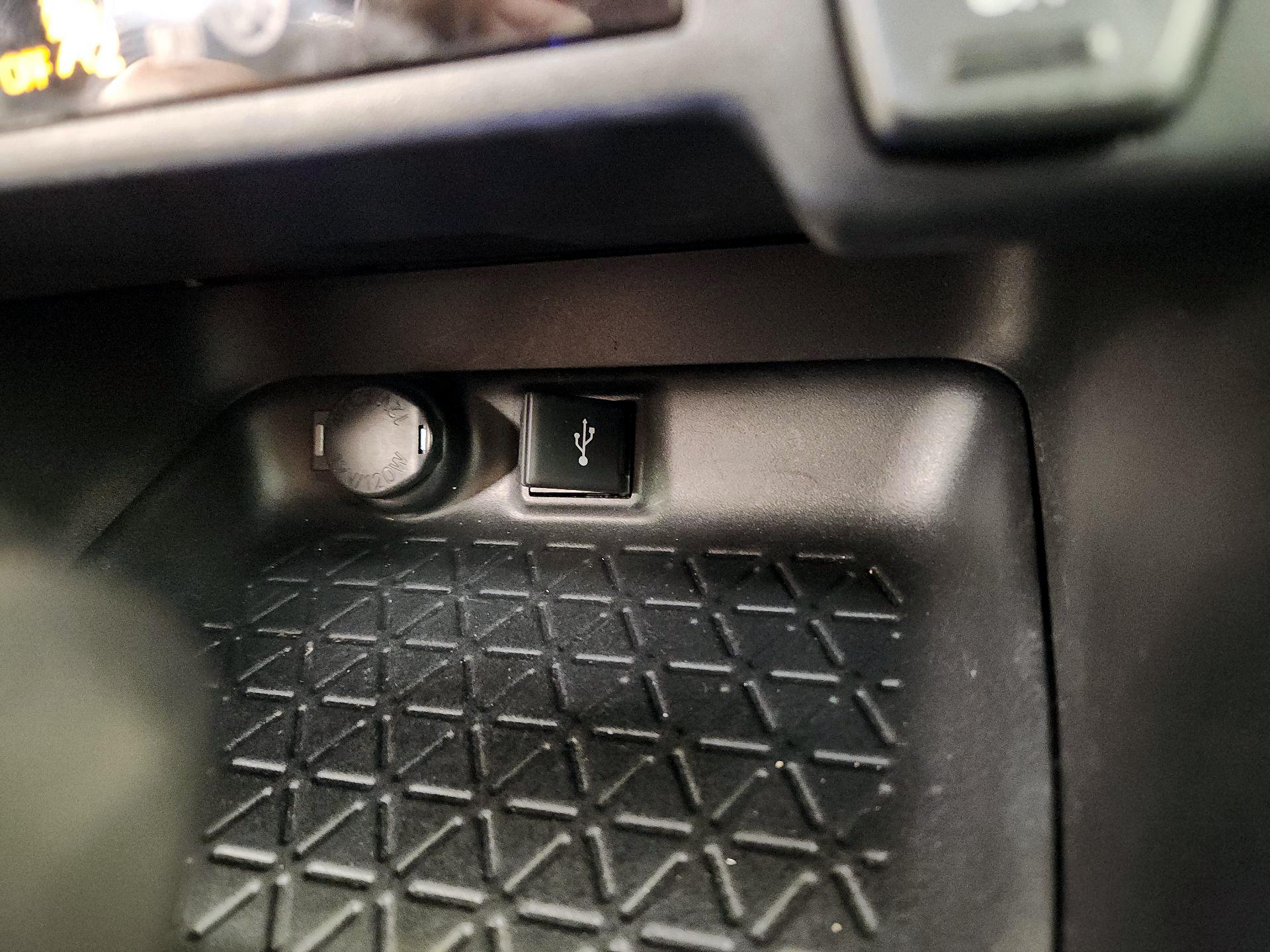 Thumbnail: 2022 Toyota RAV4 - 18