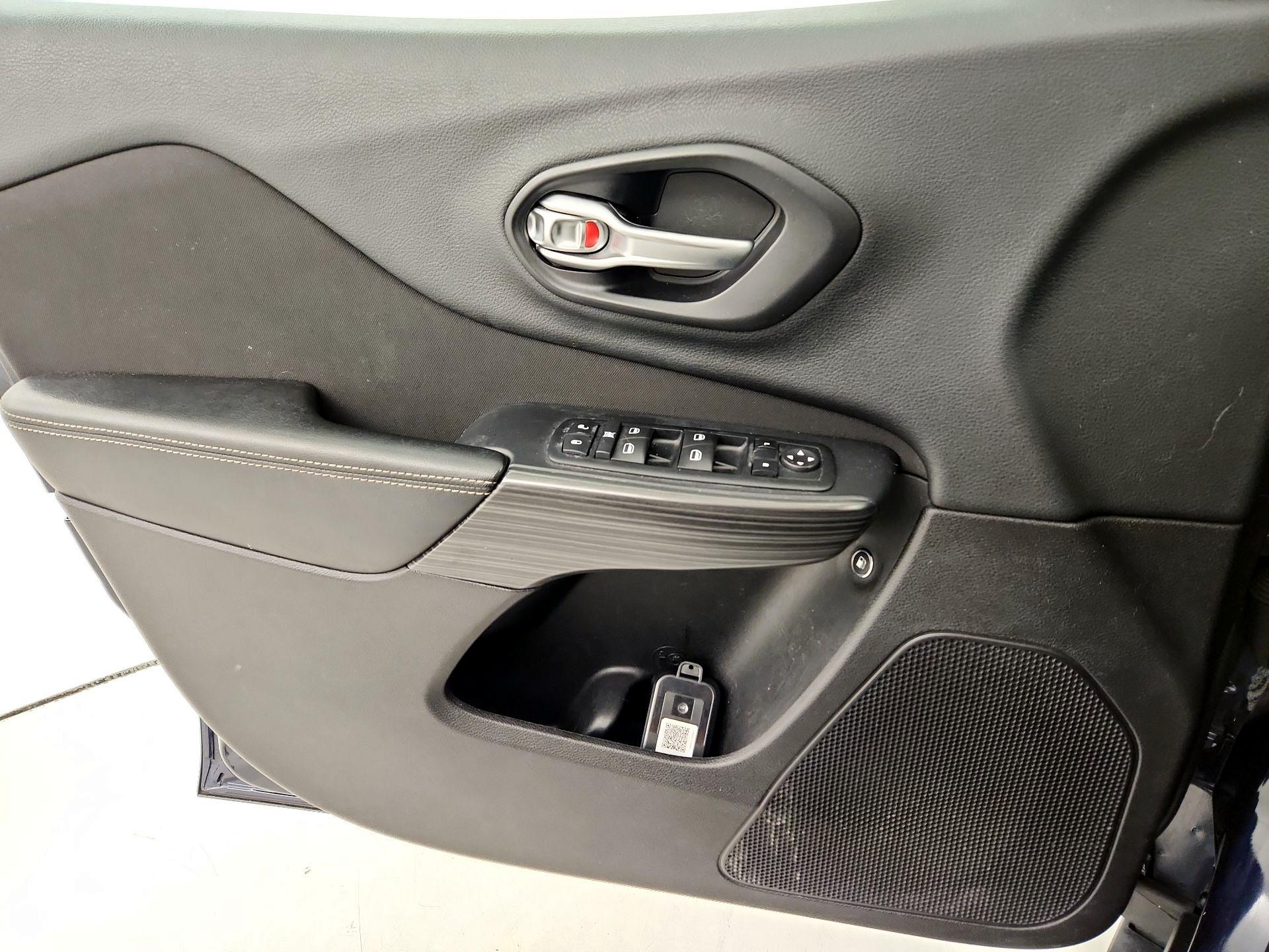 Thumbnail: 2015 Jeep Cherokee - 12