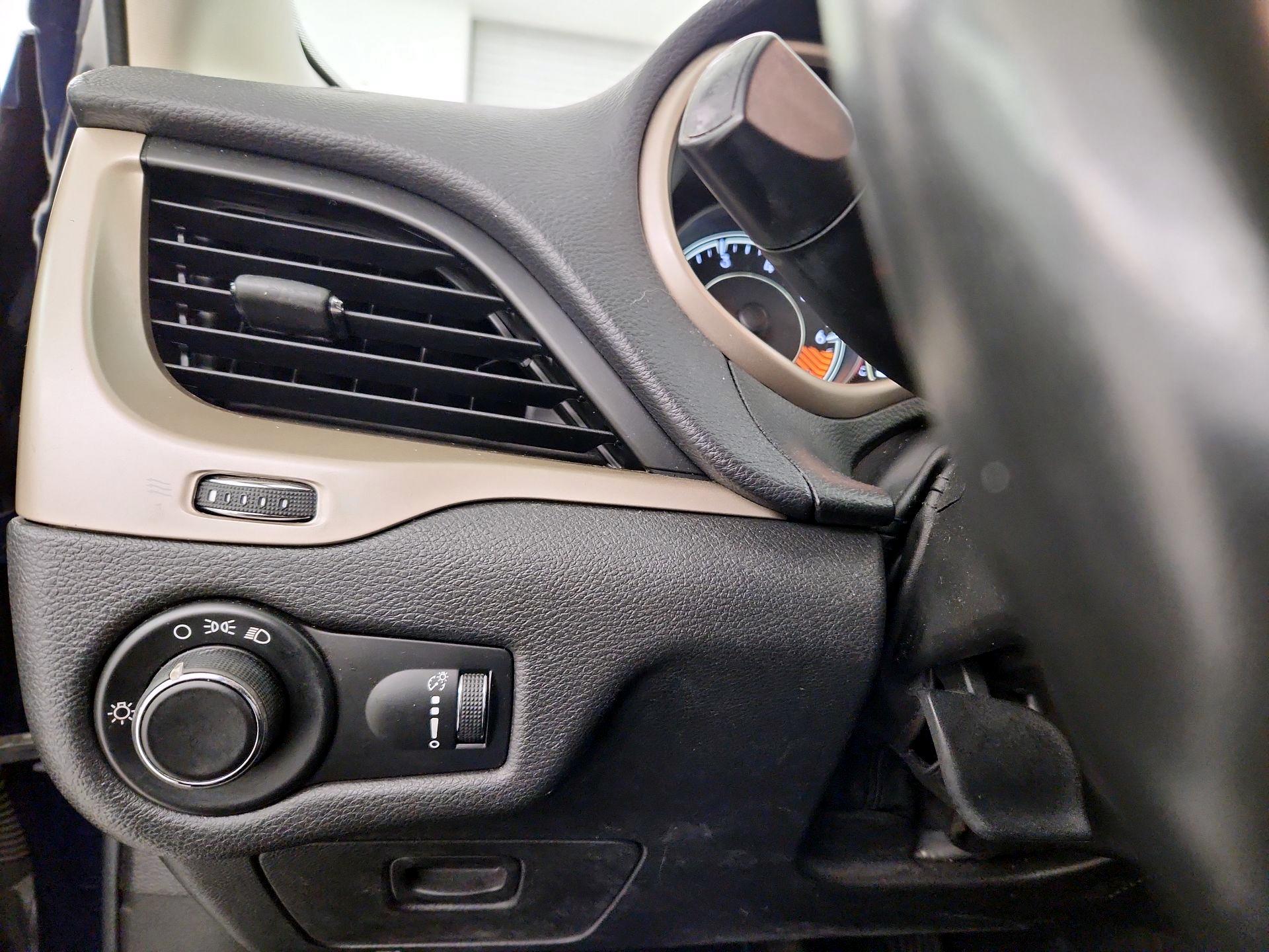 Thumbnail: 2015 Jeep Cherokee - 13