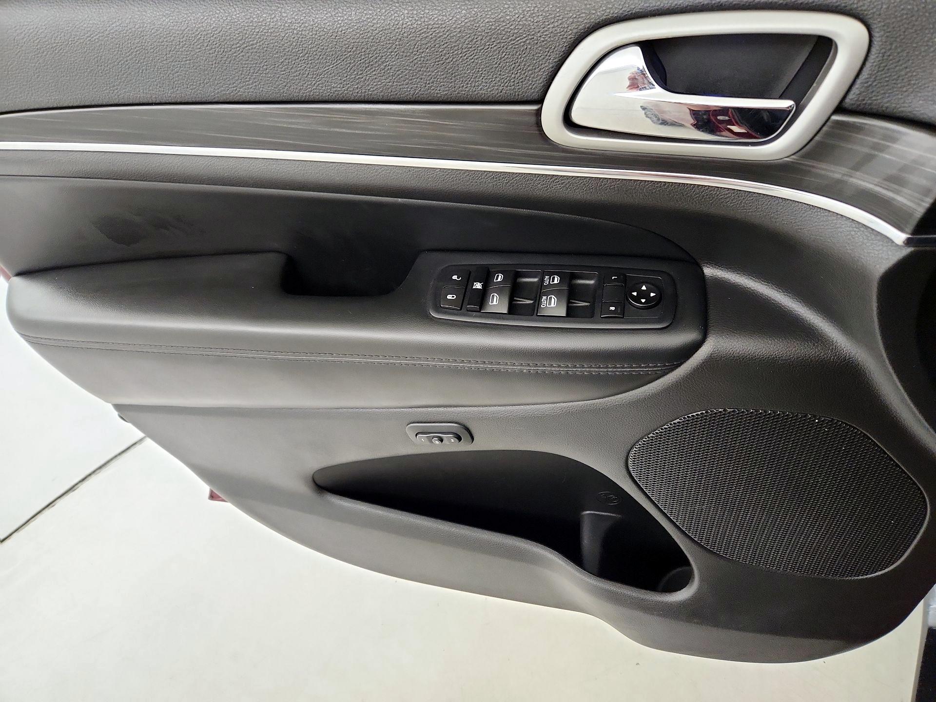 Thumbnail: 2019 Jeep Grand Cherokee - 12