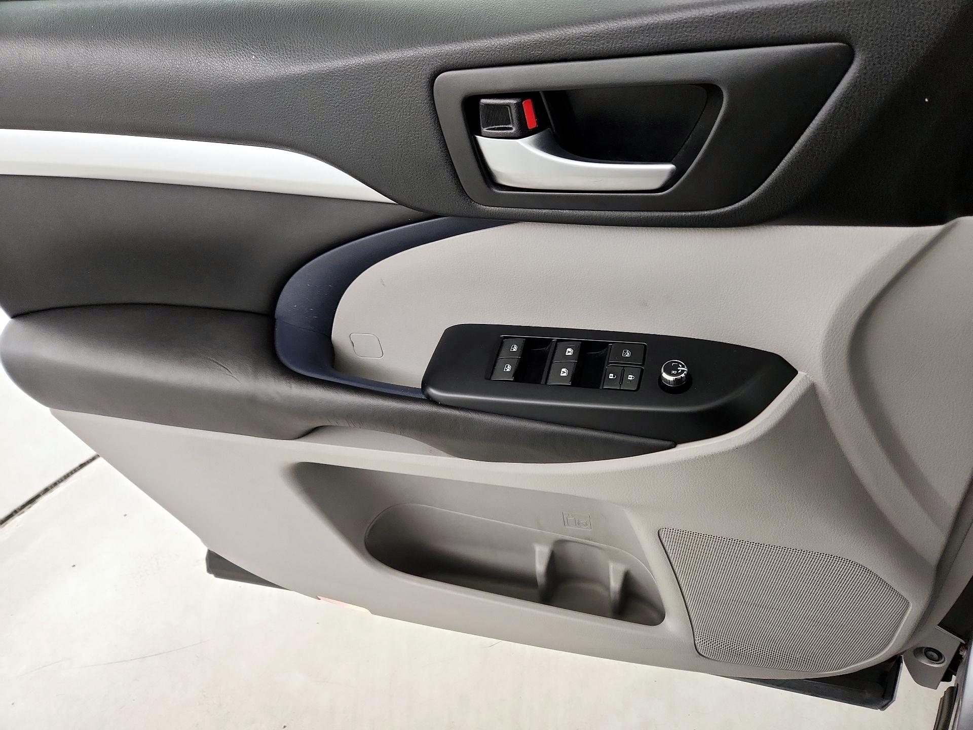 Thumbnail: 2016 Toyota Highlander - 12