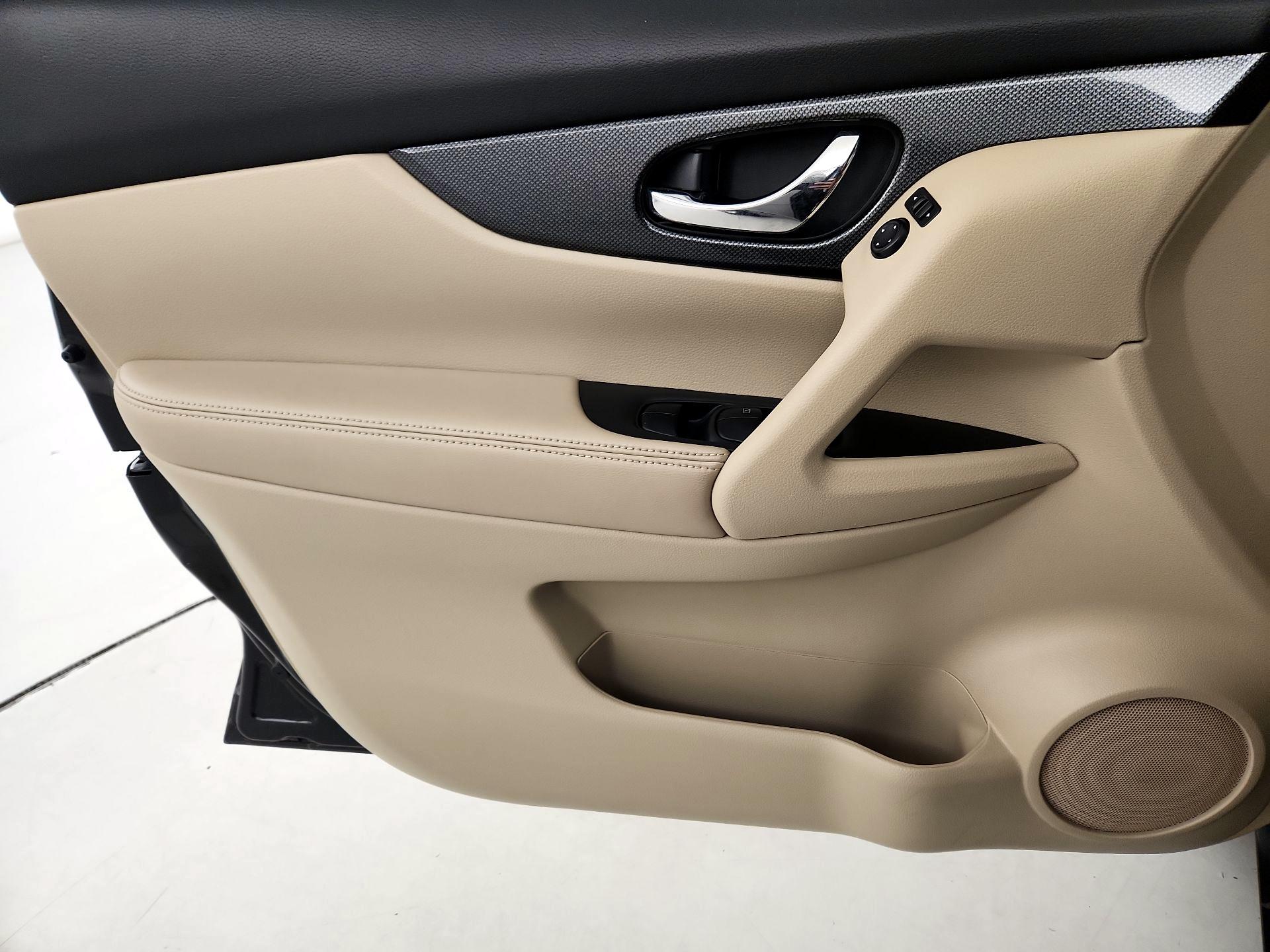 Thumbnail: 2015 Nissan Rogue - 12