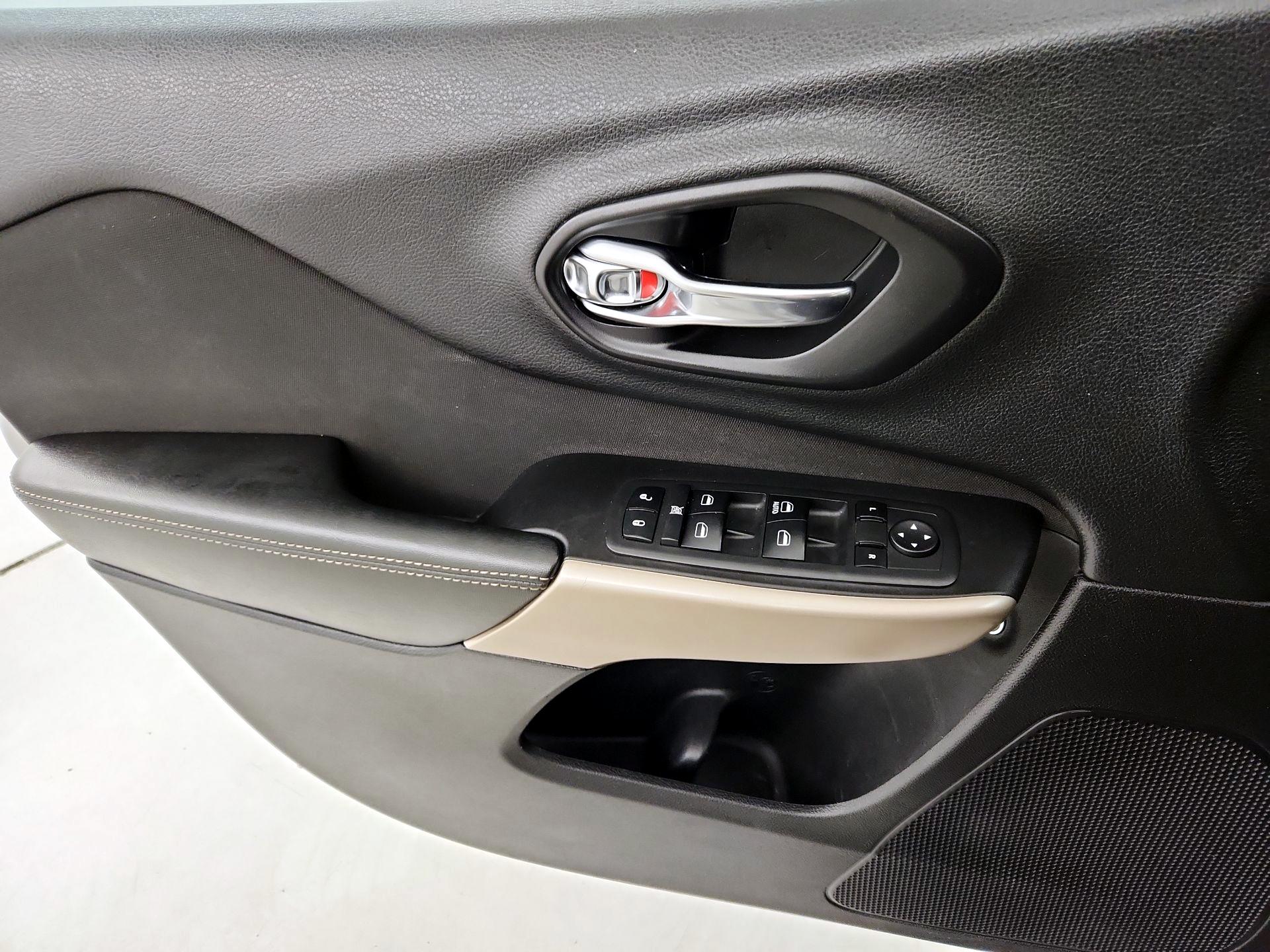 Thumbnail: 2018 Jeep Cherokee - 12