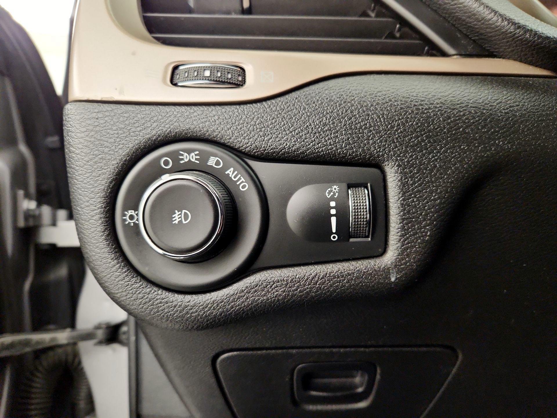 Thumbnail: 2018 Jeep Cherokee - 13