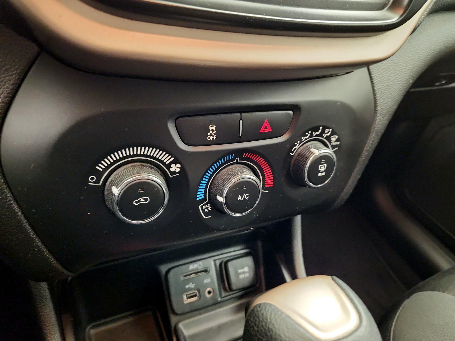 Thumbnail: 2018 Jeep Cherokee - 16