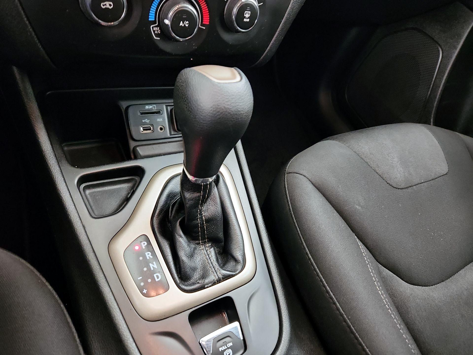 Thumbnail: 2018 Jeep Cherokee - 17