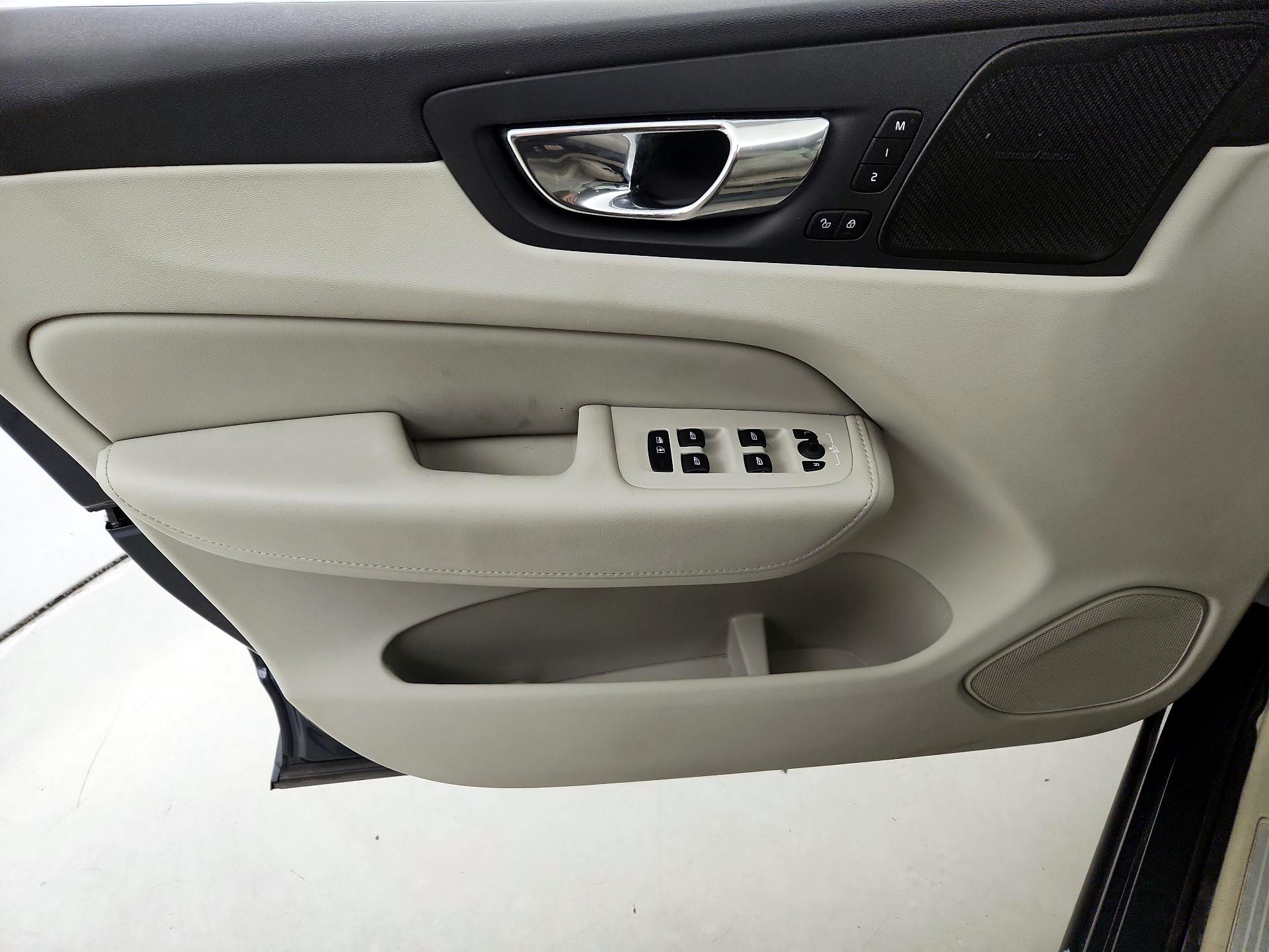 Thumbnail: 2019 Volvo XC60 - 12